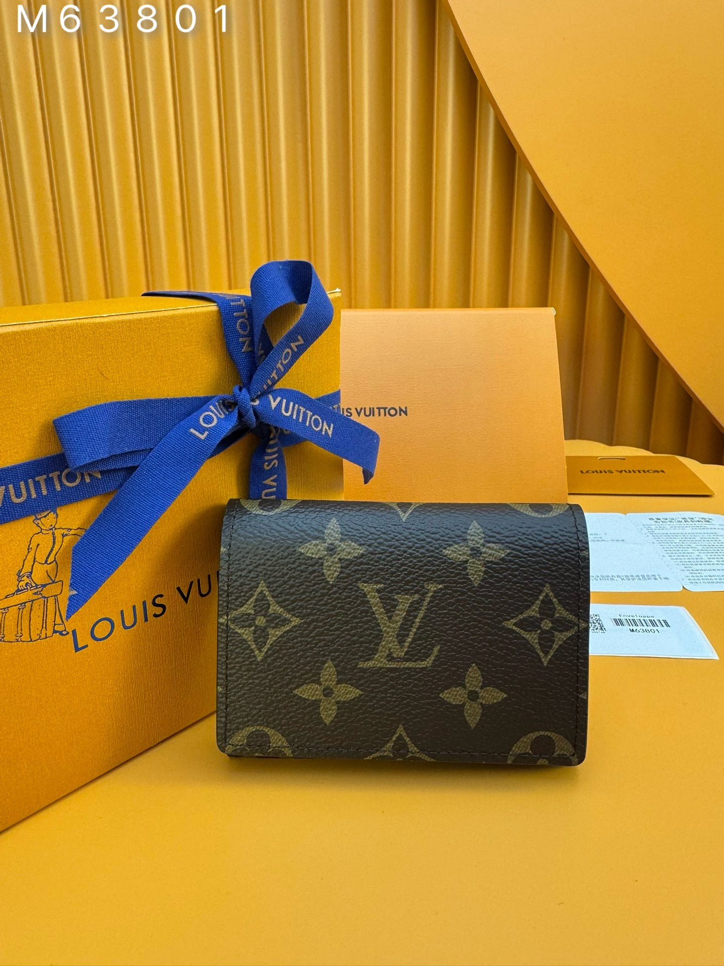 NO:673871,M63801 'Special Duty Free' [Official special edition·First class material·All steel hardware·French chip·Full set of packaging] Made of classic coated canvas, this business card holder allows you to carry your business card or credit card with you delicately, and can be easily stored in almost any pocket. It adopts snap closure. 10.5X8.0cm, LV wallet, louis vuitton, wallets19860909M63801 《特級免稅》[官方专版·一級材料·全鋼五金·法国芯片·全套包裝］以经典涂层帆布制作,这款名片夹让您可以精致地把名片或信用卡随身携带,可轻易收纳入几乎任何口袋,采用按扣开合.10.5X8.0cm,LV钱包,louis vuitton,wallets,欧美剧