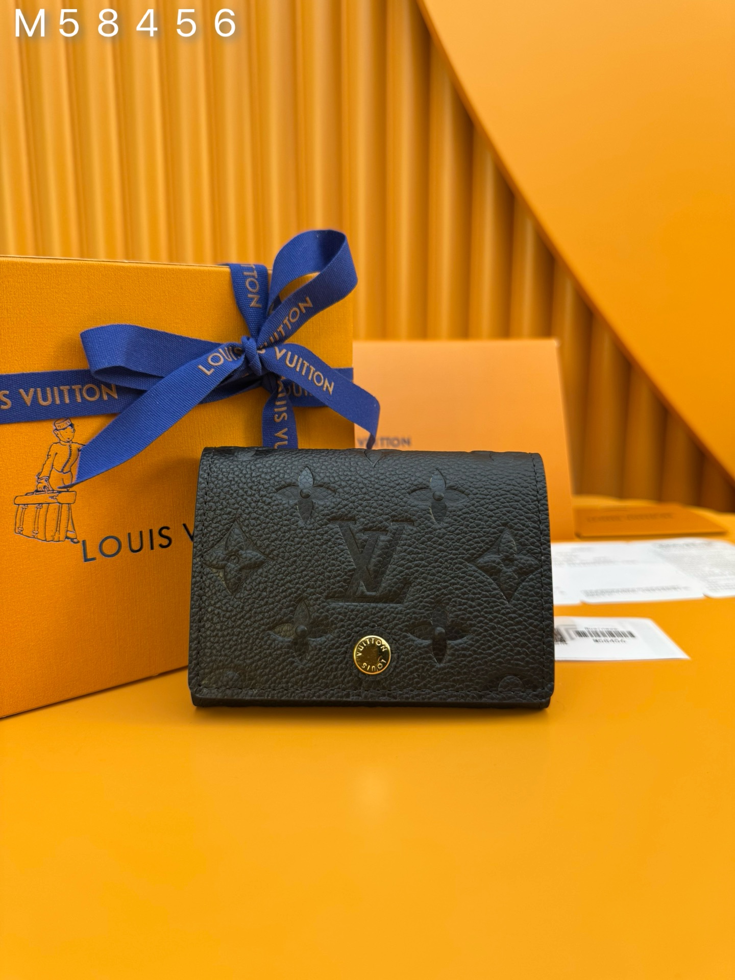 NO:673587,M58456 'Special Duty Free' [Official Special Edition·First Class Material·All Steel Hardware·French Chip·Complete Packaging] This exquisite business card holder is made of soft embossed calfskin. It is petite and thin and can be placed in jacket pockets, trouser pockets and small handbags. It is extremely convenient to carry. The finely crafted flap is equipped with an engraved metal snap, showing Louis Vuitton's master craftsmanship and extraordinary focus. 10.5X8.0cm, LV wallet, louis vuitton,louis vuitton,wallets,jackets & coats,cowhide19860909M58456 《特級免稅》[官方专版·一級材料·全鋼五金·法国芯片·全套包裝］ 此款精致的名片夹采用柔软的浮纹小牛皮,身材娇小而纤薄,可放于夹克内袋、裤袋与小手袋中,携带极为方便.做工精细的翻盖上配有刻纹金属按扣,尽显路易威登的大师匠心与非凡专注.10.5X8.0cm,LV钱包,louis vuitton,louis vuitton,wallets,jackets & coats,cowhide,欧美剧