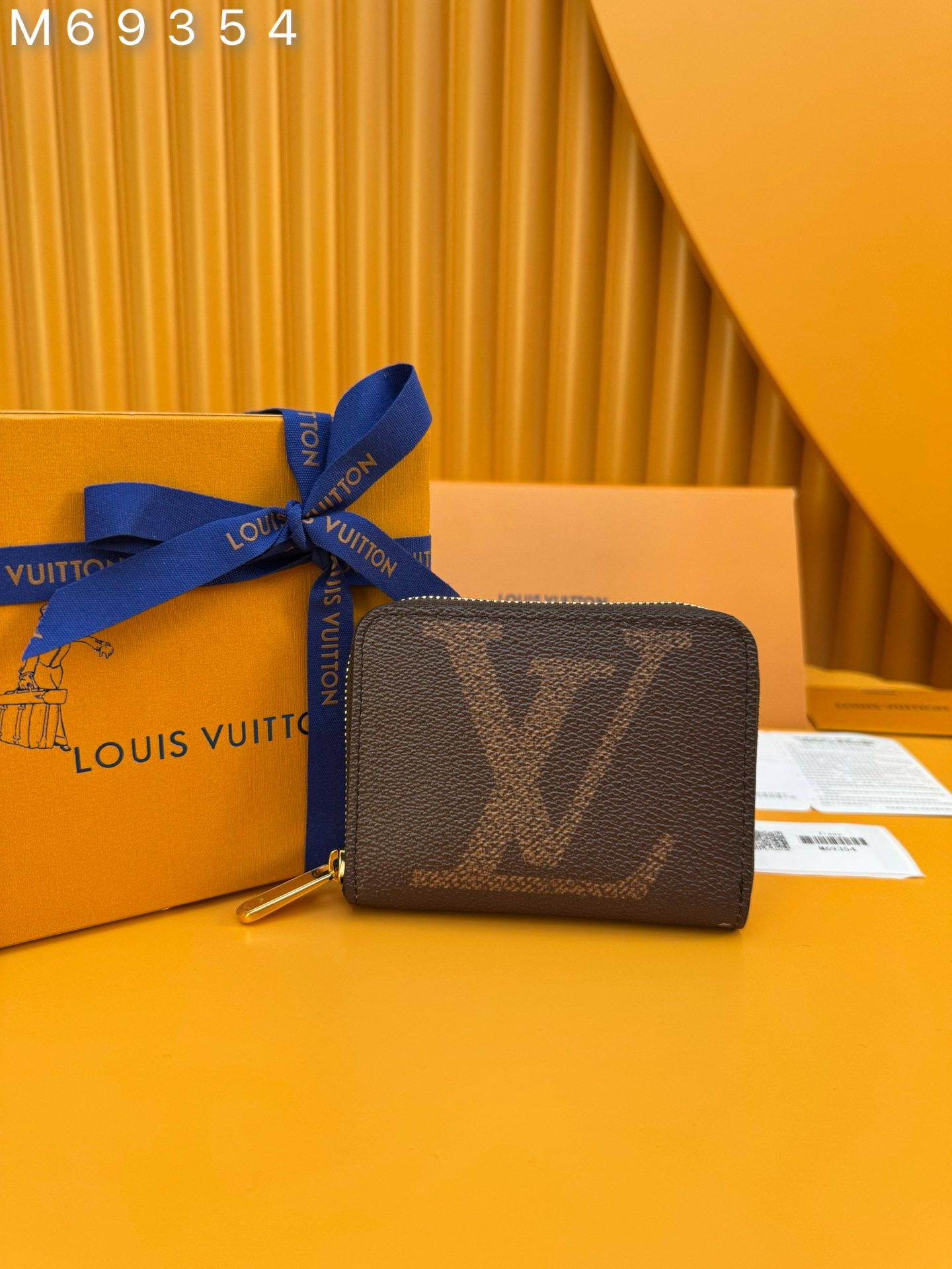 NO:674511,M69354 'Special Duty Free' [Official Special Edition·First Class Material·All Steel Hardware·French Chip·Full Packaging] This wallet is named for its multiple pockets and gaps. Discreet and delicate, it can be placed on the chest of a suit jacket, and its Monogram canvas gives it extraordinary elegance. 11.5x9x1.5cm, LV wallet, louis vuitton, wallets19860909M69354 《特級免稅》[官方专版·一級材料·全鋼五金·法国芯片·全套包裝］ 這款錢包以其多個口袋和縫隙而得名.謹慎而精緻,它可以放在西裝夾克的胸口,它的 Monogram畫布賦予它非凡的優雅.11.5x9x1.5cm,LV钱包,louis vuitton,wallets,欧美剧