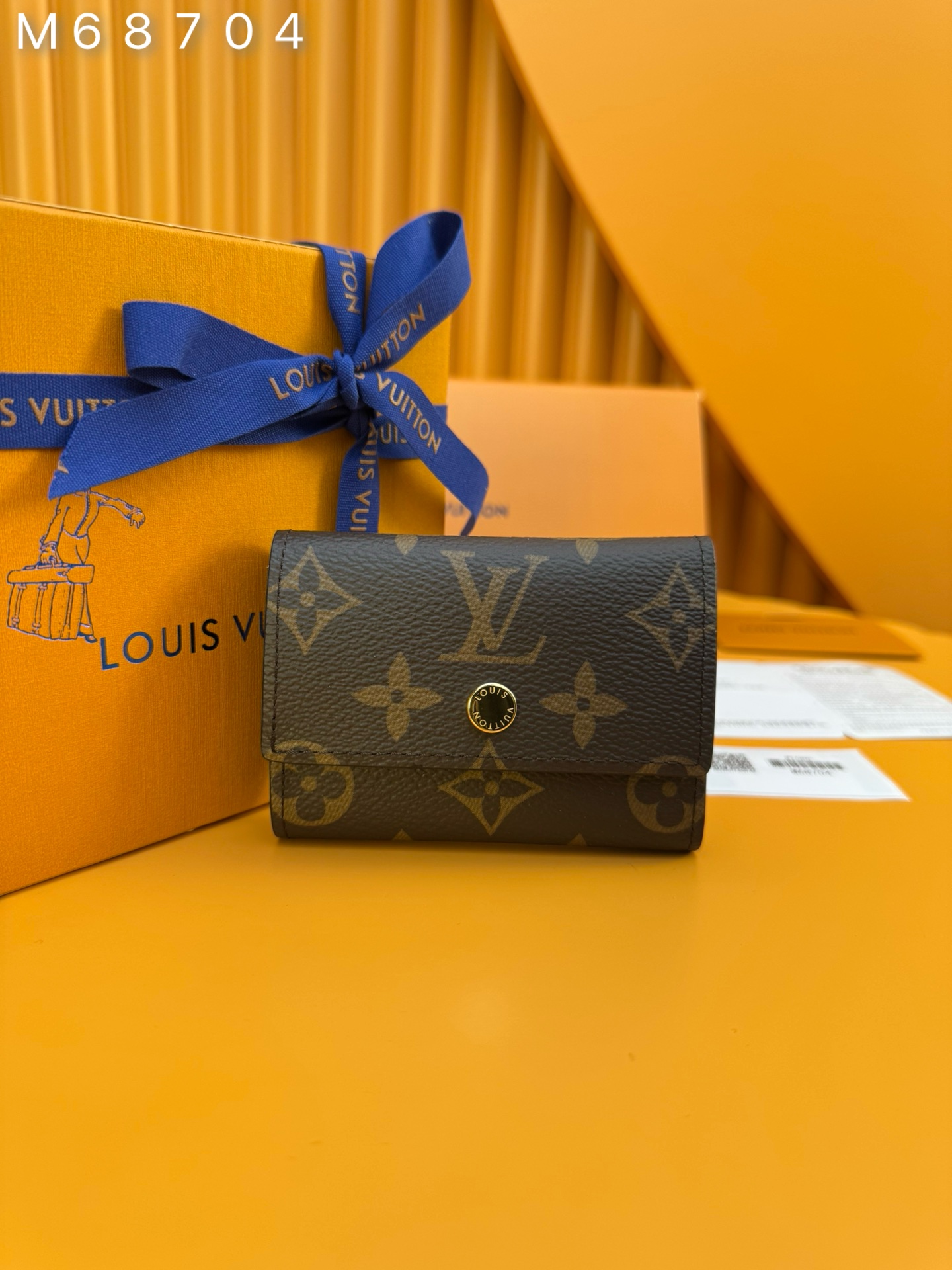 NO:673801,M68704 'Special Duty Free' [Official Edition·First Class Material·All Steel Hardware·French Chip·Full Packaging] Micro Portfolio, crafted in Monogram canvas, it has a very compact design that bears its name and it can fit in any bag or pocket. Its bodice-style lid reveals a smooth leather lining with bill slots and three card slots. A gold-tone press buckle with iconic Louis Vuitton engraving adds the final touch to this piece. 9.7x7.2x1.5cm,LV wallet,louis vuitton,louis vuitton,wallets19860909M68704 《特級免稅》[官方专版·一級材料·全鋼五金·法国芯片·全套包裝］微型投资组合,用Monogram帆布制成,它具有非常紧凑的设计,以他的名字为荣,它可以装在任何包或口袋里.它的上身风格的盖子揭示了光滑的皮革内衬,带有钞票插槽和三个卡槽.金色压扣带有标志性的路易威登雕刻,为这件作品增添了最后的触感. 9.7x7.2x1.5cm,LV钱包,louis vuitton,louis vuitton,wallets,欧美剧