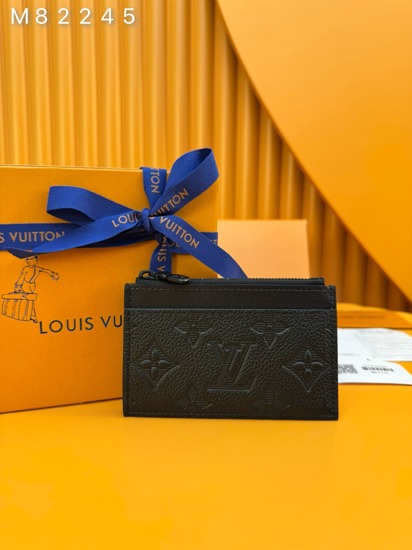 NO:674626,M82245 'Special Duty Free' [Official special edition·First-class material·All-steel hardware·French chip·Full set of packaging] This Coin card holder is made of soft cow leather with Monogram pattern embossed. It has a zippered change compartment and a front card compartment in a compact configuration, which can be easily put into your pocket. 11.3x7.5x1cm, LV wallet, louis vuitton, wallets, cowhide19860909M82245 《特級免稅》[官方专版·一級材料·全鋼五金·法国芯片·全套包裝］ 本款 Coin 卡夹为柔软牛皮革压印 Monogram 图案,以紧凑构型囊括拉链零钱隔层和正面卡片夹层,可轻松收入口袋.11.3x7.5x1cm,LV钱包,louis vuitton,wallets,cowhide,欧美剧