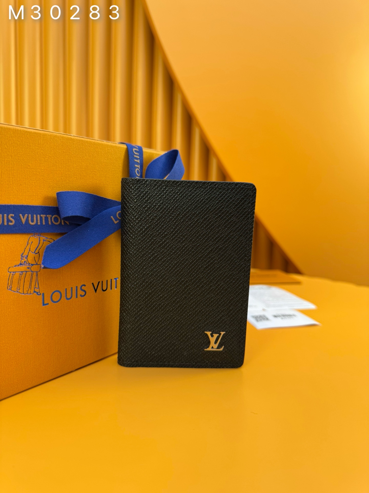 NO:673860,M30283 'Special Duty Free' [Official Special Edition·First Class Material·All Steel Hardware·French Chip·Full Package] With a total of six pockets and three card slots, this handbag organizer lives up to its name. Made of two-tone taiga leather with embossing, it is one of Maison's signature pieces, both flexible and sturdy. This compact and versatile wallet is embellished with the silver LV logo. 7.5x11.1x1cm, LV wallet, louis vuitton, wallets19860909M30283 《特級免稅》[官方专版·一級材料·全鋼五金·法国芯片·全套包裝］ 共有六個口袋和三個卡槽,這個手提包組織者名副其實.它由雙色的泰加皮革製成,帶有壓花,是Maison的標誌性單品之一,既靈活又堅固.這款小巧多功能的錢包由銀色LV標誌點綴.7.5x11.1x1cm,LV钱包,louis vuitton,wallets,欧美剧