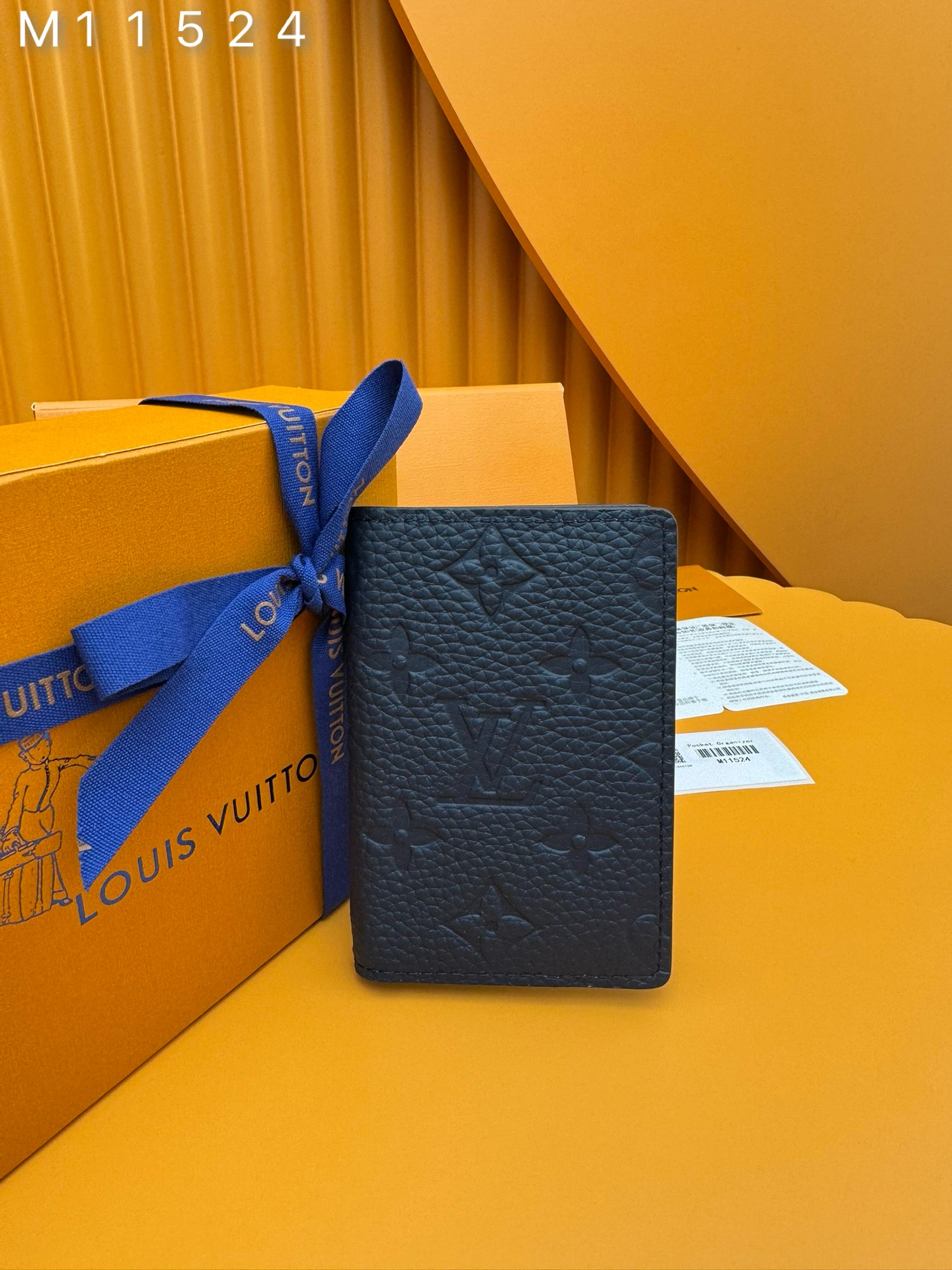 NO:673862,M11524 'Special Duty Free' [Official special edition·First-grade material·All-steel hardware·French chips·Full set of packaging] This pocket wallet is made of soft and wear-resistant Taurillon leather, presenting the brand's classic Monogram embossing. The fresh tones imitate the bright moonlight, and the handsome design makes it an everyday choice for modern life. 7.5x11.1x1cm, LV wallet, louis vuitton, wallets19860909M11524 《特級免稅》[官方专版·一級材料·全鋼五金·法国芯片·全套包裝］ 本款口袋钱夹取材柔软耐磨的Taurillon 皮革,呈现品牌经典 Monogram 压纹.清新色调临摹皎洁月光,俊朗设计成就摩登生活的日常之选.7.5x11.1x1cm,LV钱包,louis vuitton,wallets,欧美剧