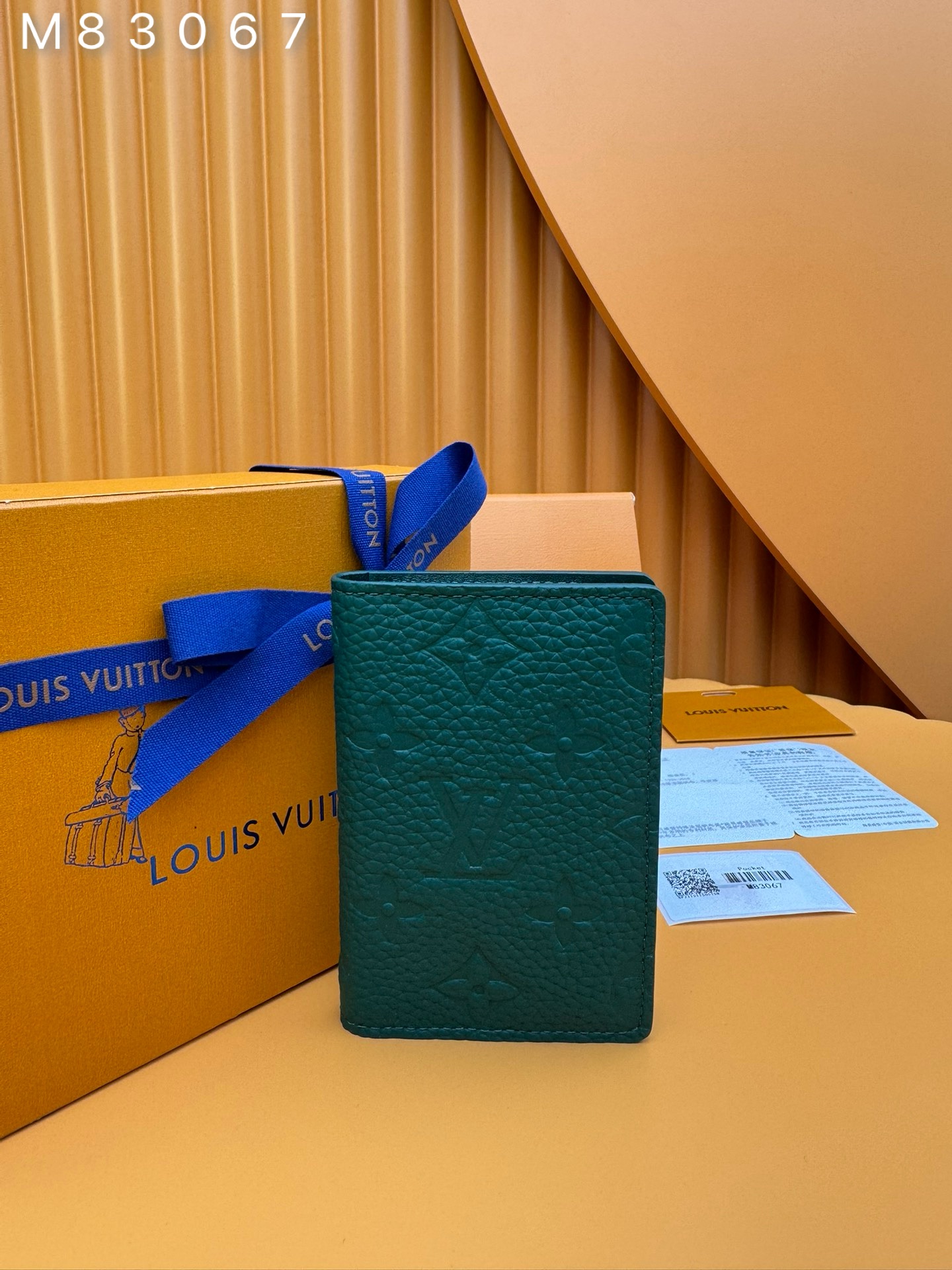 NO:673818,M83067 'Special Duty Free' [Official special edition·First-class material·All-steel hardware·French chip·Full set of packaging] This pocket wallet is made of soft and wear-resistant Taurillon leather, presenting the brand's classic Monogram embossing. The fresh tones imitate the bright moonlight, and the handsome design makes it an everyday choice for modern life. 7.5x11.1x1cm, LV wallet, louis vuitton, wallets19860909M83067 《特級免稅》[官方专版·一級材料·全鋼五金·法国芯片·全套包裝］本款口袋钱夹取材柔软耐磨的Taurillon 皮革,呈现品牌经典 Monogram 压纹.清新色调临摹皎洁月光,俊朗设计成就摩登生活的日常之选.7.5x11.1x1cm,LV钱包,louis vuitton,wallets,欧美剧