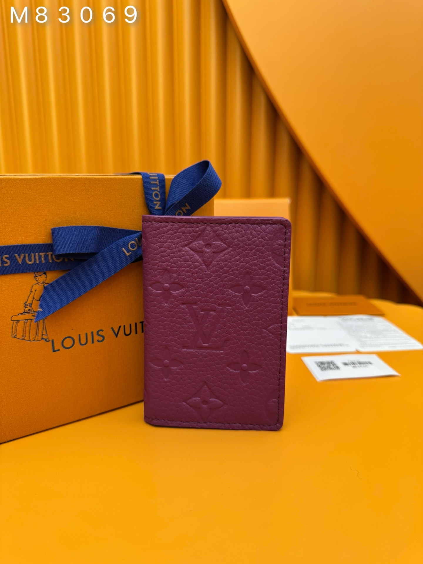 NO:673343,M83069 'Special Duty Free' [Official special edition·First-class material·All-steel hardware·French chips·Full set of packaging] This pocket wallet is made of soft and wear-resistant Taurillon leather, presenting the brand's classic Monogram embossing. The fresh tones imitate the bright moonlight, and the handsome design makes it an everyday choice for modern life. 7.5x11.1x1cm, LV wallet, louis vuitton, wallets19860909M83069 《特級免稅》[官方专版·一級材料·全鋼五金·法国芯片·全套包裝］ 本款口袋钱夹取材柔软耐磨的Taurillon 皮革,呈现品牌经典 Monogram 压纹.清新色调临摹皎洁月光,俊朗设计成就摩登生活的日常之选.7.5x11.1x1cm,LV钱包,louis vuitton,wallets,欧美剧