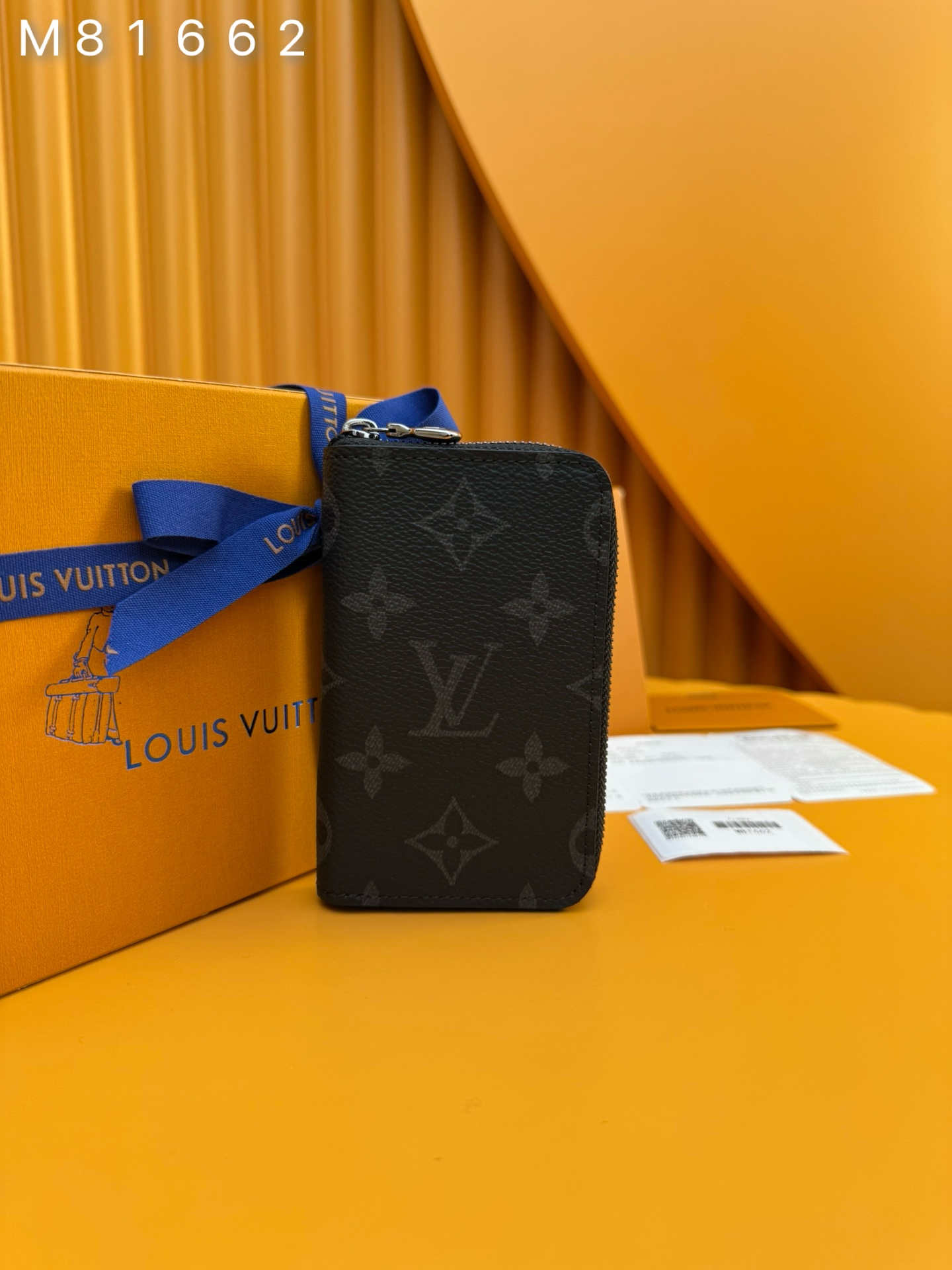 NO:673623,M81662 'Special Duty Free' [Official special edition·First-class material·All-steel hardware·French chips·Full set of packaging] Made of Monogram Eclipse canvas, with cowhide lining and silver metal parts. The zipper is wide and can easily use the two inner coin compartments. The wallet can store change, credit cards and other small items. 7.5x11.5x2cm, LV wallet, louis vuitton, wallets, cowhide19860909M81662 《特級免稅》[官方专版·一級材料·全鋼五金·法国芯片·全套包裝］ 以Monogram Eclipse帆布製作,配搭牛皮襯裡和銀色金屬件.拉鏈開合寬闊,能輕易使用內層兩個零錢格.錢包可存放零錢、信用卡及其他細小物件.7.5x11.5x2cm,LV钱包,louis vuitton,wallets,cowhide,欧美剧