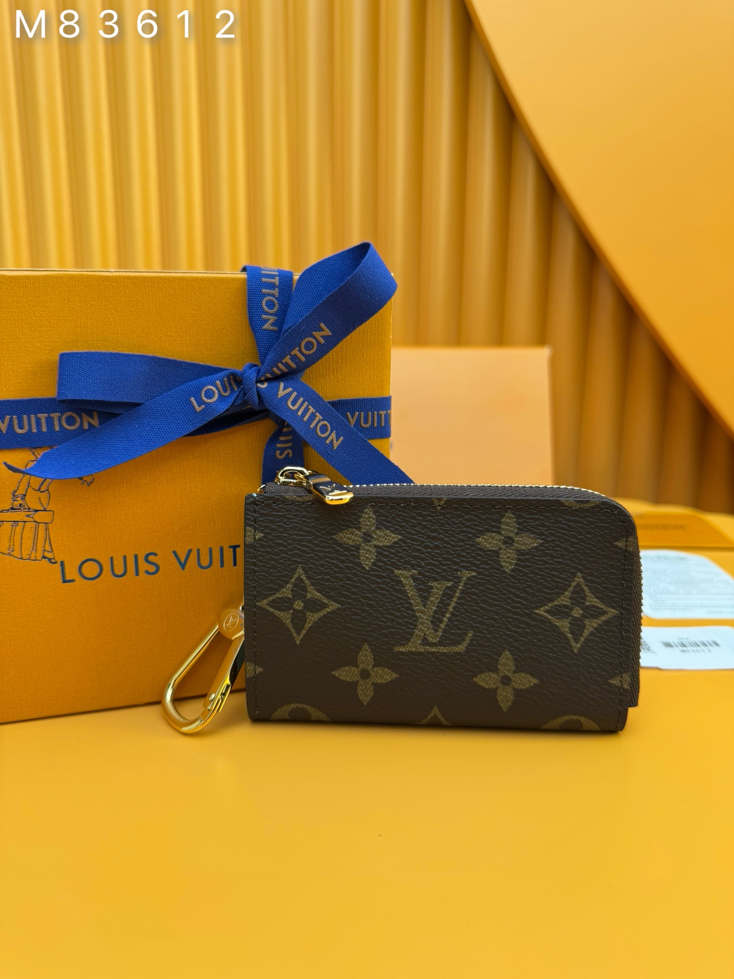 NO:741134,M83612 'Special Duty Free' [Official special edition·First class material·All steel hardware·French chips·Full set of packaging] The elegant and practical accessory 'Portocle Noah' is made of a single canvas that symbolizes Louis Vuitton. Open the L-shaped zipper and you will see the pink leather lining and the golden hooked chain. There is a flat pocket on the inside that can store tickets and receipts. 11x7x1.5cm, LV wallet, louis vuitton, louis vuitton,wallets19860909M83612 《特級免稅》[官方专版·一級材料·全鋼五金·法国芯片·全套包裝］用象徵路易·維頓的單體畫布打造的優雅實用的配飾“Portocle Noah”.開啟L字形拉鍊,您將看到粉色皮革內襯和金黃色帶鉤的鏈條.內側設有可收納車票和收據的平口袋.11x7x1.5cm,LV钱包,louis vuitton,louis vuitton,wallets,欧美剧