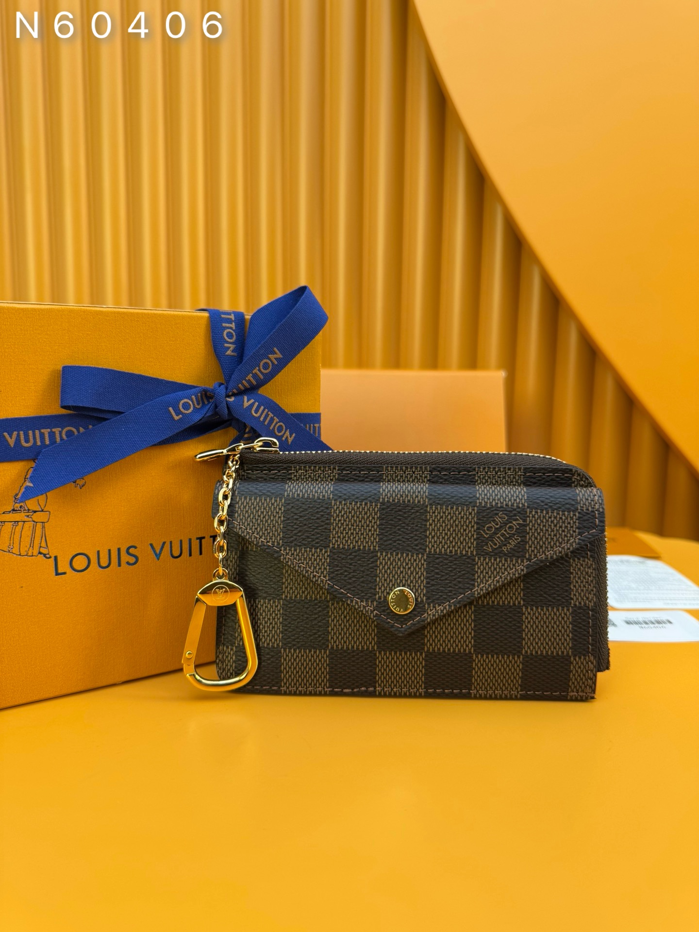 NO:673470,N60406 'Special Duty Free' [Official special edition·First-class material·All-steel hardware·French chips·Full set of packaging] Recto Verso card holder is made of classic canvas with neat leather trimming. It opens the coin compartment with an L-shaped wide zipper. It is equipped with an envelope-style front pocket, a central pocket that can store folded banknotes and a rear card slot. It can also be fixed to a handbag or belt with a hook buckle. 13.0x9.5x2.5cm, LV wallet, louis vuitton,versace,wallets19860909N60406 《特級免稅》[官方专版·一級材料·全鋼五金·法国芯片·全套包裝］ Recto Verso 卡夹为经典帆布勾勒利落皮革饰边,以L形宽拉链开启零钱隔层,搭配信封式前袋、可收纳折叠钞票的中央口袋和后侧卡位,亦可利用钩扣固定于手袋或腰带.13.0x9.5x2.5cm,LV钱包,louis vuitton,versace,wallets,欧美剧