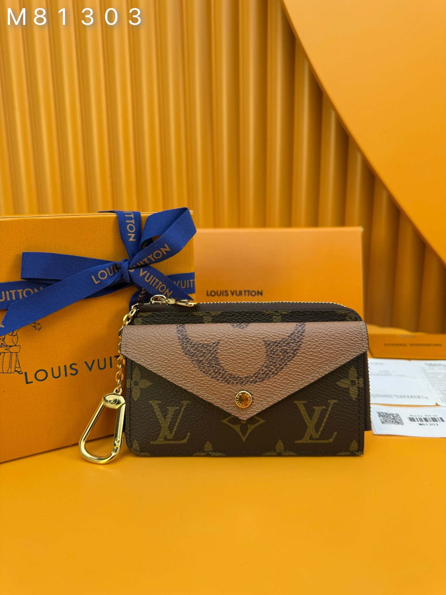 NO:673799,M81303 'Special Duty Free' [Official Special Edition·First Class Material·All Steel Hardware·French Chip·Full Packaging] Recto Verso card holder combines Monogram and Monogram Reverse canvas with exquisite calfskin trim. This multifunctional accessory has a variety of practical functions, including a flap pocket, a wide L It has a zipper compartment with a shaped opening and three card slots. It also has a hidden hook and chain so that it can be fixed on a bag or belt. 13x8x2cm, LV wallet, louis vuitton, versace, wallets, cowhide19860909M81303 《特級免稅》[官方专版·一級材料·全鋼五金·法国芯片·全套包裝］ Recto Verso 卡夾將Monogram和Monogram Reverse 帆布與精緻的小牛皮飾邊相結合.這款多功能配飾具有多種實用功能,包括一個翻蓋口袋、一個帶寬 L 形開口的拉鍊隔層和三個卡槽.它還帶有隱藏的掛鉤和鏈子,使其可以固定在包或帶上.13x8x2cm,LV钱包,louis vuitton,versace,wallets,cowhide,欧美剧