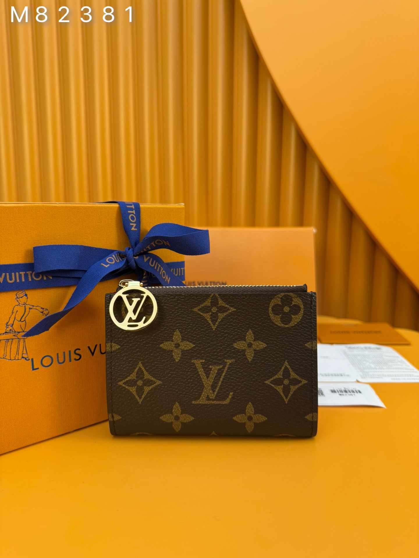 NO:673344,M82381 'Special Duty Free' [Official Special Edition·First Class Material·All Steel Hardware·French Chip·Full Packaging] Portefeuille Lisa is made of Monogram canvas and lined with colorful leather. This compact wallet is equipped with Circle handles and gusseted coin pocket, which can be easily put into a small bag or clutch. The interior has a banknote compartment, two flat pockets and four card slots. 9x11.5x1.5cm, LV wallet, louis vuitton,wallets,handbag19860909M82381 《特級免稅》[官方专版·一級材料·全鋼五金·法国芯片·全套包裝］ Portefeuille Lisa 采用Monogram帆布制成,内衬彩色皮革.这款紧凑型钱包配有 Circle 拉手和角撑零钱袋,可轻松放入小包或手拿包中.内部设有一个钞票隔层、两个平口袋和四个卡位.9x11.5x1.5cm,LV钱包,louis vuitton,wallets,handbag,欧美剧