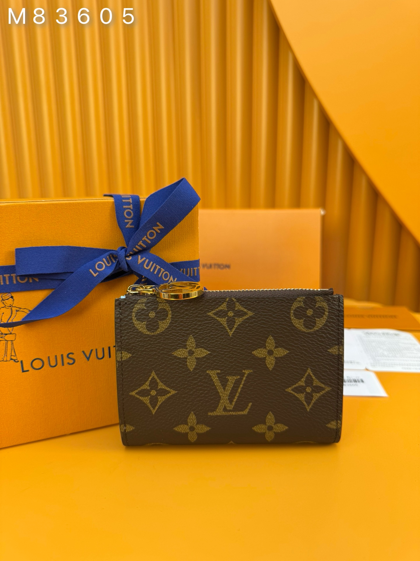 NO:673808,M83605 'Special Duty Free' [Official Special Edition·First Class Material·All Steel Hardware·French Chip·Full Packaging] Portefeuille Lisa is made of Monogram canvas and lined with colorful leather. This compact wallet is equipped with Circle handles and gusseted coin pocket, which can be easily put into a small bag or clutch. The interior has a banknote compartment, two flat pockets and four card slots. 9x11.5x1.5cm, LV wallet, louis vuitton,wallets,handbag19860909M83605《特級免稅》[官方专版·一級材料·全鋼五金·法国芯片·全套包裝］ Portefeuille Lisa 采用Monogram帆布制成,内衬彩色皮革.这款紧凑型钱包配有 Circle 拉手和角撑零钱袋,可轻松放入小包或手拿包中.内部设有一个钞票隔层、两个平口袋和四个卡位.9x11.5x1.5cm,LV钱包,louis vuitton,wallets,handbag,欧美剧