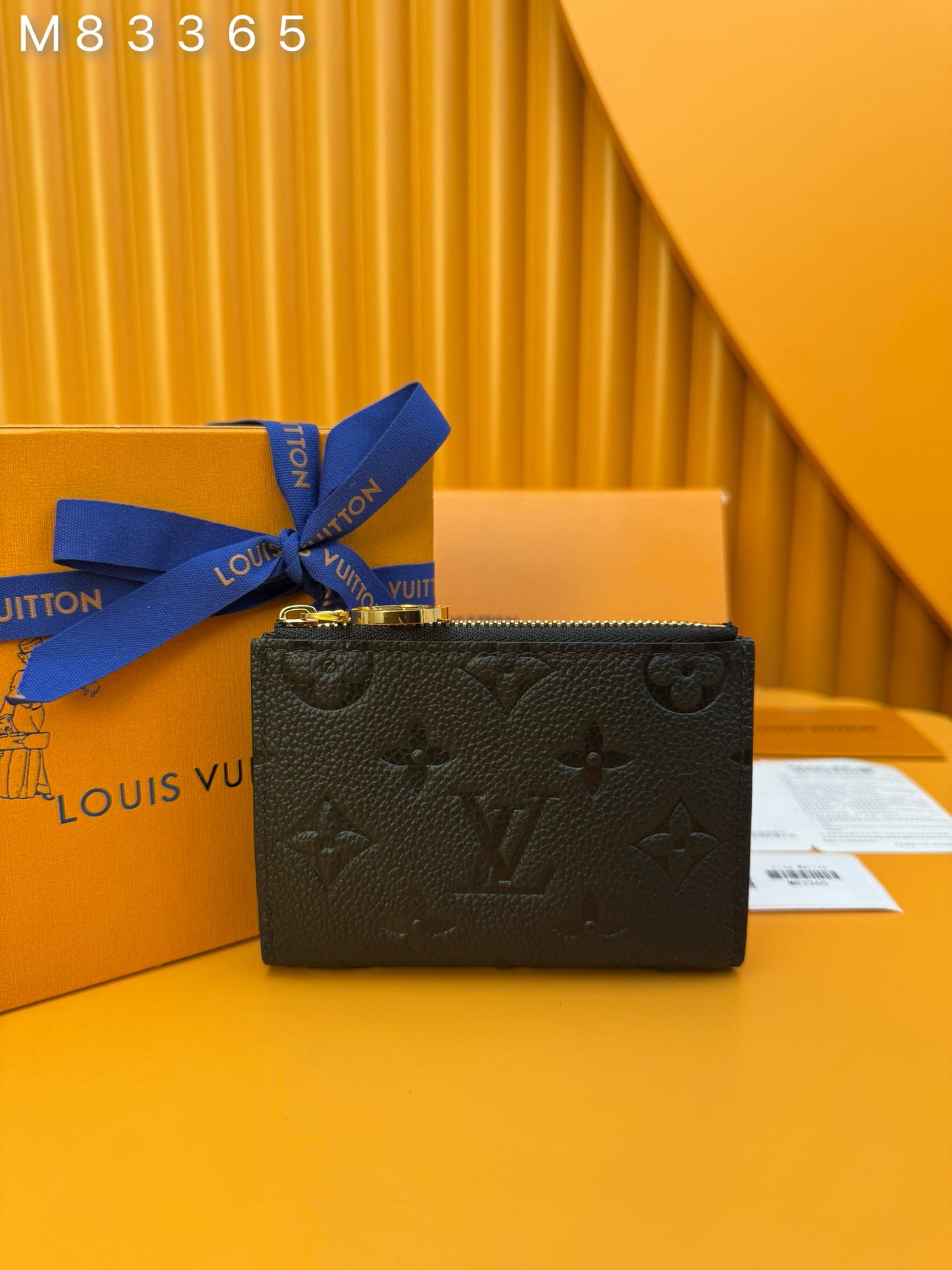 NO:673585,M83365 'Special Class Duty Free' [Official Special Edition·First Class Material·All Steel Hardware·French Chip·Full Packaging] Compact 'Porto Foil Lisa' reinterpreted with soft single-piece implant-free leather highlighted by embossed single-piece pattern. A coin pocket with LV ring on the zipper, characterized by a neat wallet. The interior has a banknote compartment, two flat pockets and four card slots. 9x11.5x1.5cm, LV wallet, louis vuitton,wallets19860909M83365 《特級免稅》[官方专版·一級材料·全鋼五金·法国芯片·全套包裝］ 用壓花加工的單體圖案突出的柔軟的單體無植入皮革重新詮釋的緊湊型“Porto Foil Lisa”.帶有拉鍊上LV圈的硬幣用口袋,其特徵是整潔的錢包.內部設有紙幣隔間、兩個平口袋和四個卡槽.9x11.5x1.5cm,LV钱包,louis vuitton,wallets,欧美剧