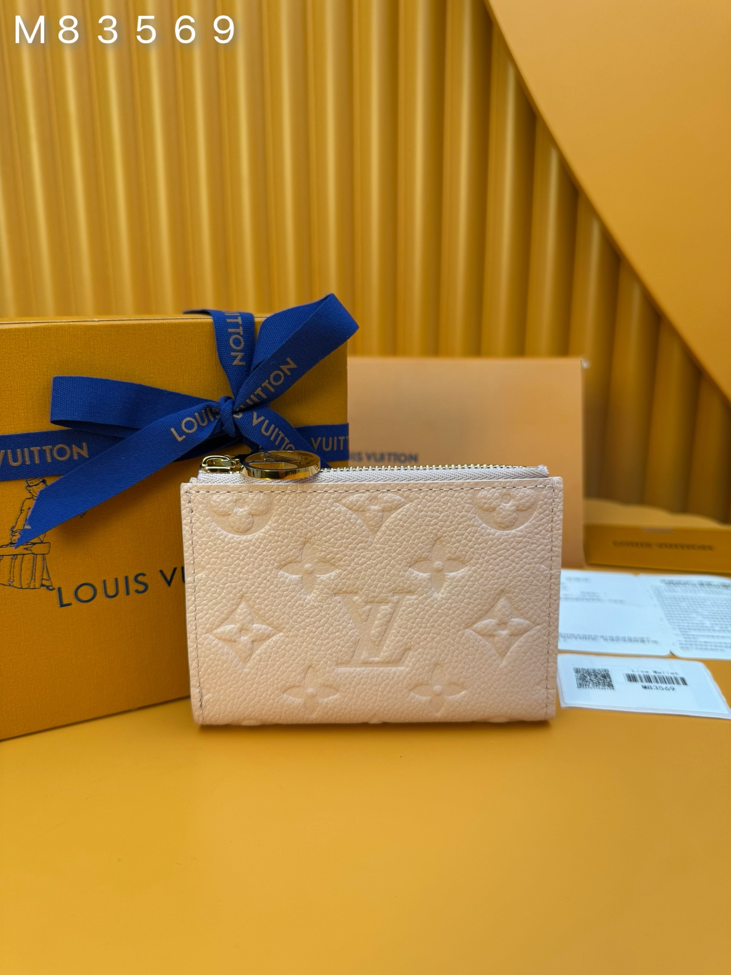 NO:673579,M83569 'Special Duty Free' [Official Special Edition·First Class Material·All Steel Hardware·French Chip·Full Packaging] Compact 'Porto Foil Lisa' reinterpreted with soft single-piece non-implanted leather highlighted by embossed single-piece pattern. A coin pocket with LV ring on the zipper, characterized by a neat wallet. The interior has a banknote compartment, two flat pockets and four card slots. 9x11.5x1.5cm, LV wallet, louis vuitton,wallets19860909M83569 《特級免稅》[官方专版·一級材料·全鋼五金·法国芯片·全套包裝］ 用壓花加工的單體圖案突出的柔軟的單體無植入皮革重新詮釋的緊湊型“Porto Foil Lisa”.帶有拉鍊上LV圈的硬幣用口袋, 其特徵是整潔的錢包.內部設有紙幣隔間、兩個平口袋和四個卡槽.9x11.5x1.5cm,LV钱包,louis vuitton,wallets,欧美剧