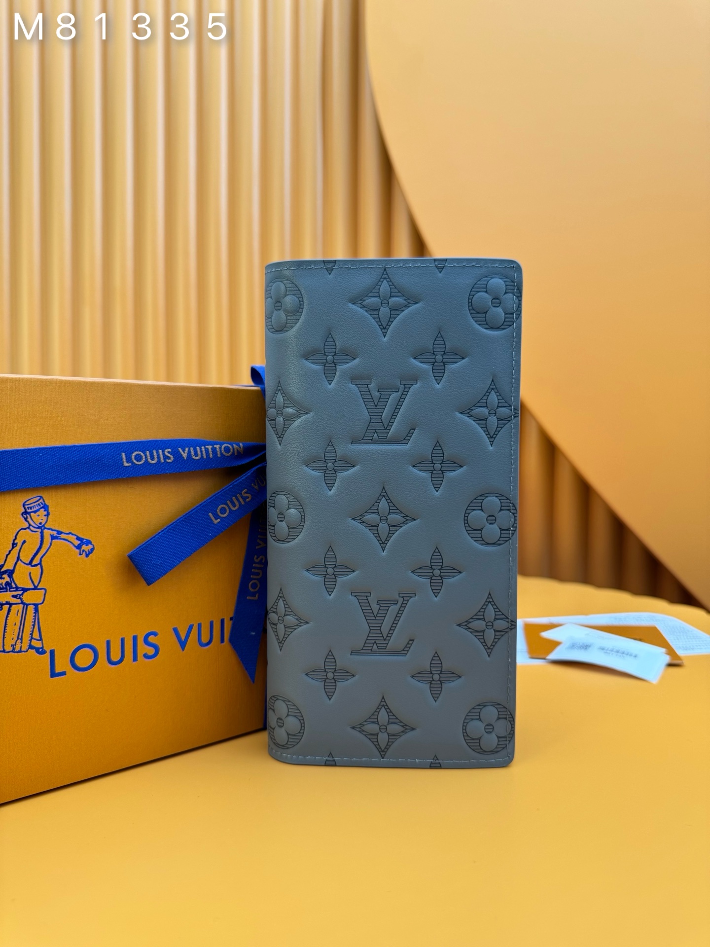 NO:673629,M81335 'Special Duty Free' [Official special edition·First-class material·All-steel hardware·French chips·Full package] This Brazza wallet is made of Monogram Shadow leather to stretch its toughness. The soft cow leather is embossed with Louis Vuitton's iconic Monogram pattern. The compartments, coin pockets and card compartments can accommodate banknotes and receipts. 10x19x2cm, LV wallet, louis vuitton, louis vuitton, wallets, cowhide19860909M81335 《特級免稅》[官方专版·一級材料·全鋼五金·法国芯片·全套包裝］本款 Brazza钱夹以Monogram Shadow皮革舒展硬朗气息.舒柔牛皮革压印路易威登标志性Monogram图案,隔层、零钱袋和卡片夹层可容纳纸钞和票据.10x19x2cm,LV钱包,louis vuitton,louis vuitton,wallets,cowhide,欧美剧