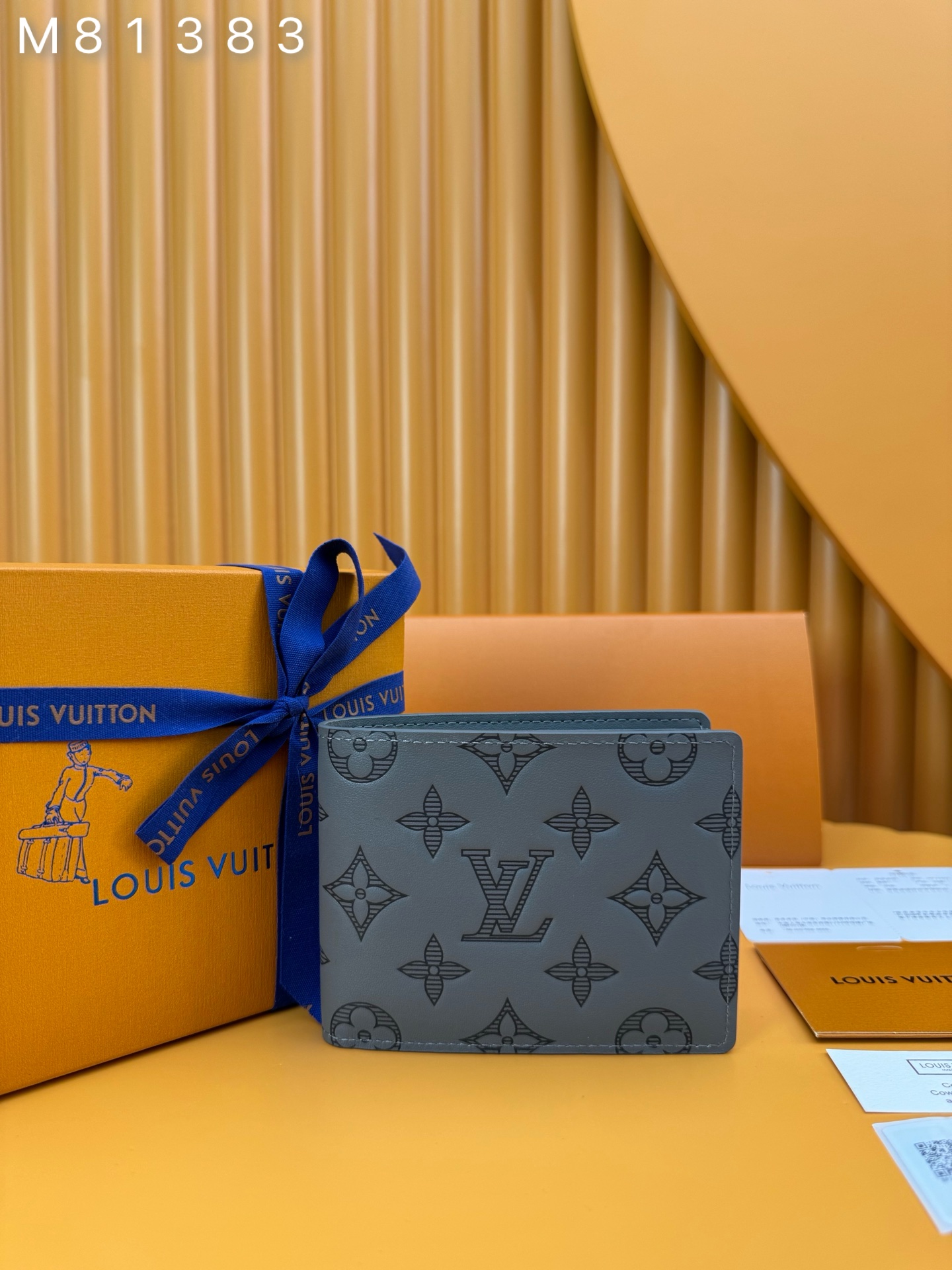 NO:673556,M81383 The new version of the 'Special Duty Free' [Official Special Edition·First Class Material·All Steel Hardware·French Chip·Full Packaging] adopts the Monogram Shadow pattern, giving it a unique style. Made of exquisite calfskin, it is based on modern limestone and adopts the iconic Louis Vuitton Monogram pattern. This practical daily accessory comes with multiple pockets, card slots and card slots. 11.5x9x1.5cm, LV wallet, louis vuitton,louis vuitton,wallets,cowhide19860909M81383 《特級免稅》[官方专版·一級材料·全鋼五金·法国芯片·全套包裝］ 的新版多重投资组合采用Monogram Shadow图案,赋予它一种独特的风格.用精致的小牛皮制成,它以现代的青石灰为主色调,并采用了标志性的路易威登Monogram图案.这款实用的日常配件配有多个口袋,卡槽和卡槽.11.5x9x1.5cm,LV钱包,louis vuitton,louis vuitton,wallets,cowhide,欧美剧