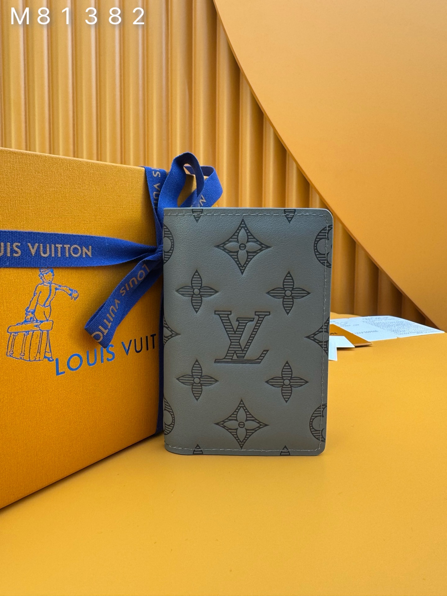 NO:673480,M81382 'Special Duty Free' [Official Special Edition·First Class Material·All Steel Hardware·French Chip·Full Package] This pocket organizer is presented in Monogram Shadow skin, giving it a unique new look. Made of fine soft calfskin in elegant gray tones, it features the iconic Louis Vuitton Monogram pattern. Named after its name, the accessory features multiple internal and external pockets and three card slots to keep everything organized. 7.5x11.1x1cm, LV wallet, louis vuitton,louis vuitton,wallets,cowhide19860909M81382 《特級免稅》[官方专版·一級材料·全鋼五金·法国芯片·全套包裝］ 这个袖珍组织者以Monogram Shadow皮肤呈现,赋予它独特的新外观.它以优雅的灰色调的精致柔软的小牛皮制成,它采用了标志性的路易威登Monogram图案.该配件以其名字命名,拥有多个内外口袋和三个卡槽,使一切都井然有序.7.5x11.1x1cm,LV钱包,louis vuitton,louis vuitton,wallets,cowhide,欧美剧