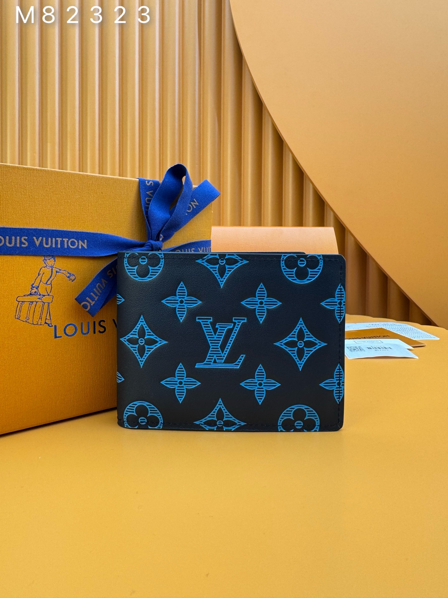 NO:673619,M82323 'Special Duty Free' [Official Special Edition·First Class Material·All Steel Hardware·French Chip·Complete Packaging] This Multiple wallet is made of smooth cow leather, and uses printing and embossing techniques to reproduce the Monogram pattern drawn by Georges Vuitton in 1896, showing a strong retro sentiment. 11.5x9x1.5cm, LV wallet, louis vuitton, wallets, cowhide19860909M82323 《特級免稅》[官方专版·一級材料·全鋼五金·法国芯片·全套包裝］本款 Multiple 钱夹选用柔滑牛皮革,以印花和压印工艺再现Georges Vuitton 于 1896年绘制的Monogram图案,展露浓郁复古情调.11.5x9x1.5cm,LV钱包,louis vuitton,wallets,cowhide,欧美剧