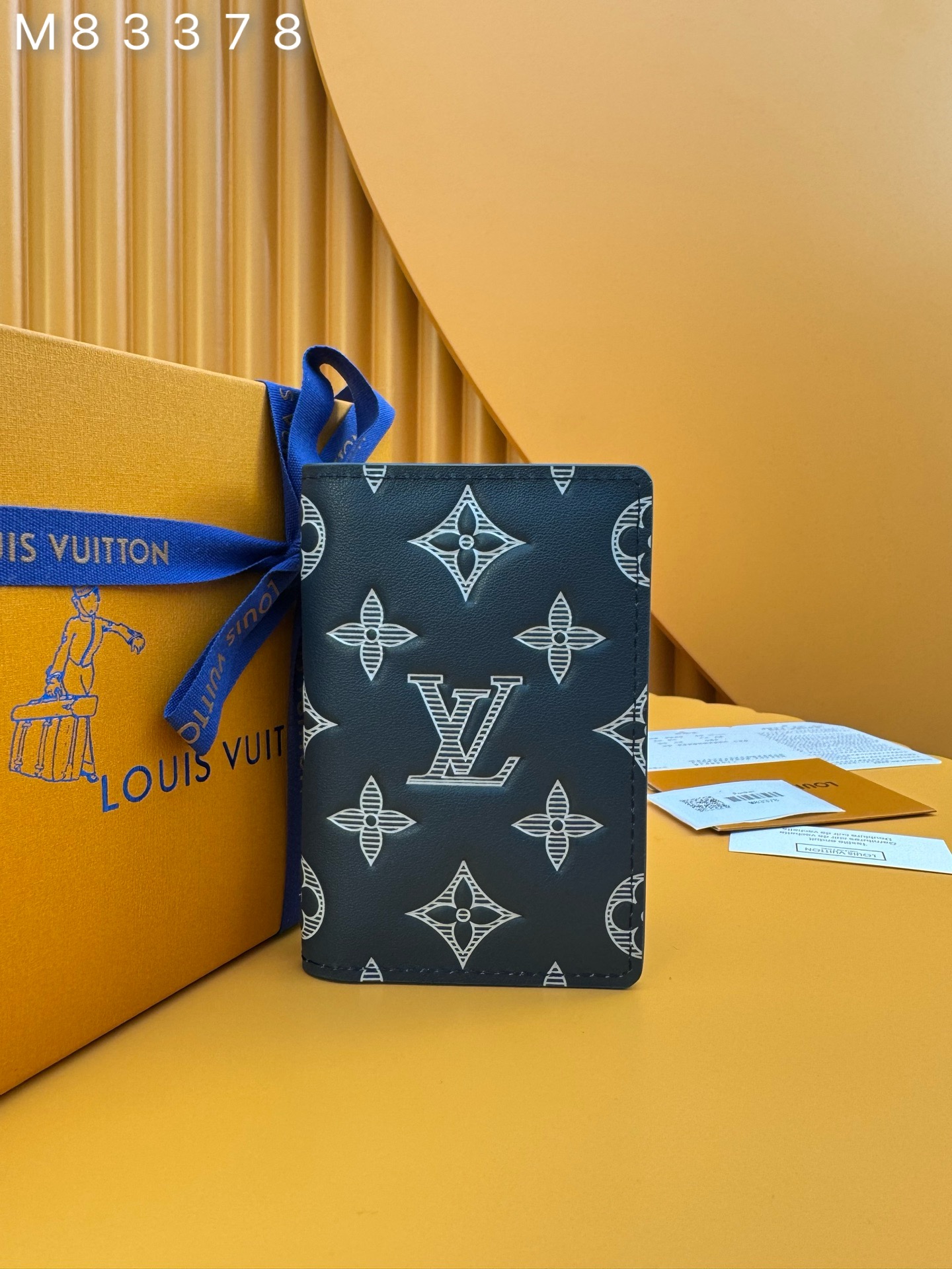 NO:673625,M83378 'Special Duty Free' [Official Special Edition·First Class Material·All Steel Hardware·French Chip·Full Packaging] This Multiple wallet is made of smooth cow leather, and uses printing and embossing techniques to reproduce the Monogram pattern drawn by Georges Vuitton in 1896, showing a strong retro sentiment. 7.5x11.1x1cm, LV wallet, louis vuitton, wallets, cowhide19860909M83378 《特級免稅》[官方专版·一級材料·全鋼五金·法国芯片·全套包裝］本款 Multiple 钱夹选用柔滑牛皮革,以印花和压印工艺再现Georges Vuitton 于 1896年绘制的Monogram图案,展露浓郁复古情调.7.5x11.1x1cm,LV钱包,louis vuitton,wallets,cowhide,欧美剧