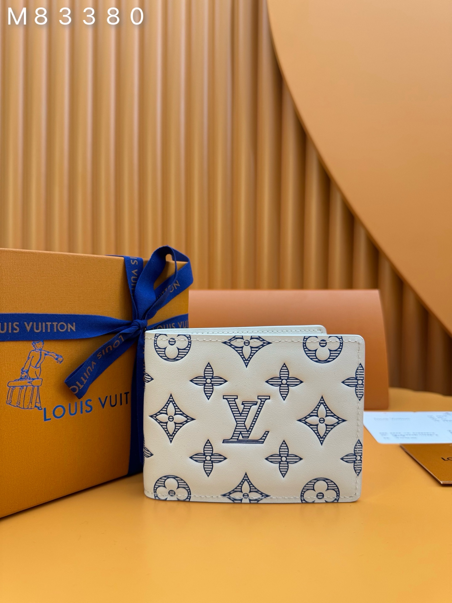 NO:673631,M83380 'Special Duty Free' [Official special edition·First-class material·All-steel hardware·French chip·Full set of packaging] This Multiple wallet is made of smooth cow leather, and uses printing and embossing techniques to reproduce the Monogram pattern drawn by Georges Vuitton in 1896, showing a strong retro sentiment. 11.5x9x1.5cm, LV wallet, louis vuitton, wallets, cowhide19860909M83380 《特級免稅》[官方专版·一級材料·全鋼五金·法国芯片·全套包裝］本款 Multiple 钱夹选用柔滑牛皮革,以印花和压印工艺再现Georges Vuitton 于 1896年绘制的Monogram图案,展露浓郁复古情调.11.5x9x1.5cm,LV钱包,louis vuitton,wallets,cowhide,欧美剧