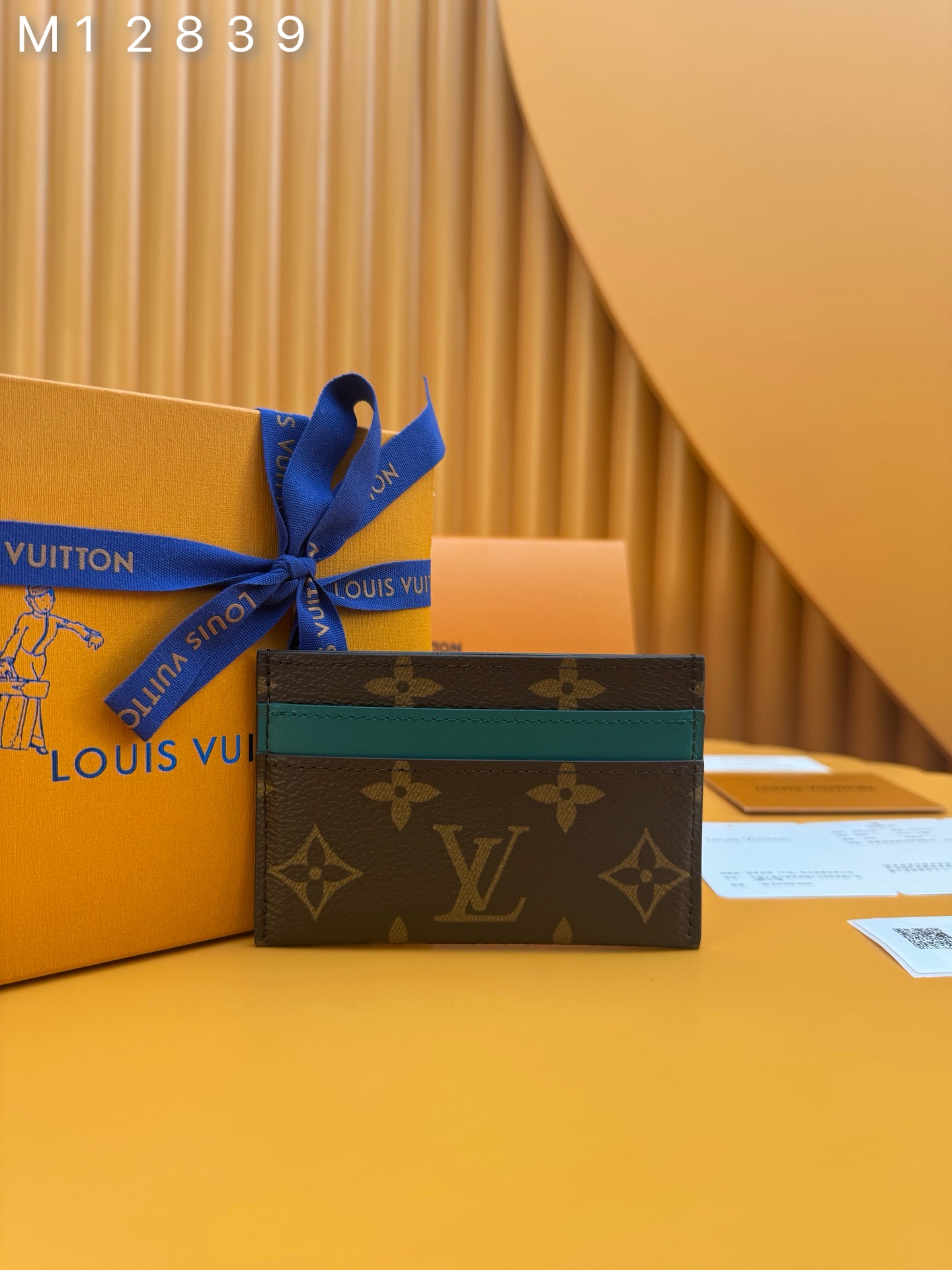 NO:674501,M12839 'Special Duty Free' [Official special edition·First class material·All steel hardware·French chip·Full set of packaging] This beautiful Monogram Macassar card holder is one of the brand's classic works, with a touch of color. It has colorful cowhide stripes on the top and matching lining, bringing an unexpected twist. Its four card slots and central pocket can accommodate credit cards, commuter cards and business cards. 11x7x1.5cm, LV wallet, louis vuitton,wallets,cowhide19860909M12839 《特級免稅》[官方专版·一級材料·全鋼五金·法国芯片·全套包裝］ 這張漂亮的Monogram Macassar卡套是該品牌的經典作品之一,搭配了一抹色彩.頂部帶有彩色牛皮條紋和與之匹配的襯裡,帶來意想不到的轉折.它的四個卡槽和中央口袋可以容納信用卡、通勤卡和商業名片.11x7x1.5cm,LV钱包,louis vuitton,wallets,cowhide,欧美剧