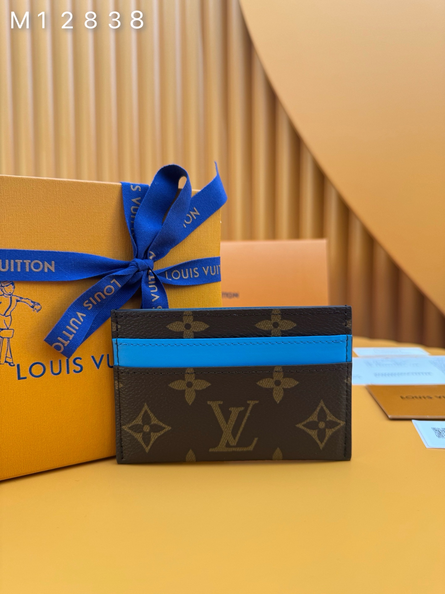 NO:674504,M12838 'Special Duty Free' [Official special edition·First-class material·All-steel hardware·French chips·Full set of packaging] This beautiful Monogram Macassar card holder is one of the brand's classic works, with a touch of color. It has colorful cowhide stripes on the top and matching lining, bringing an unexpected twist. Its four card slots and central pocket can accommodate credit cards, commuter cards and business cards. 11x7x1.5cm, LV wallet, louis vuitton,wallets,cowhide19860909M12838 《特級免稅》[官方专版·一級材料·全鋼五金·法国芯片·全套包裝］ 這張漂亮的Monogram Macassar卡套是該品牌的經典作品之一,搭配了一抹色彩.頂部帶有彩色牛皮條紋和與之匹配的襯裡,帶來意想不到的轉折.它的四個卡槽和中央口袋可以容納信用卡、通勤卡和商業名片.11x7x1.5cm,LV钱包,louis vuitton,wallets,cowhide,欧美剧