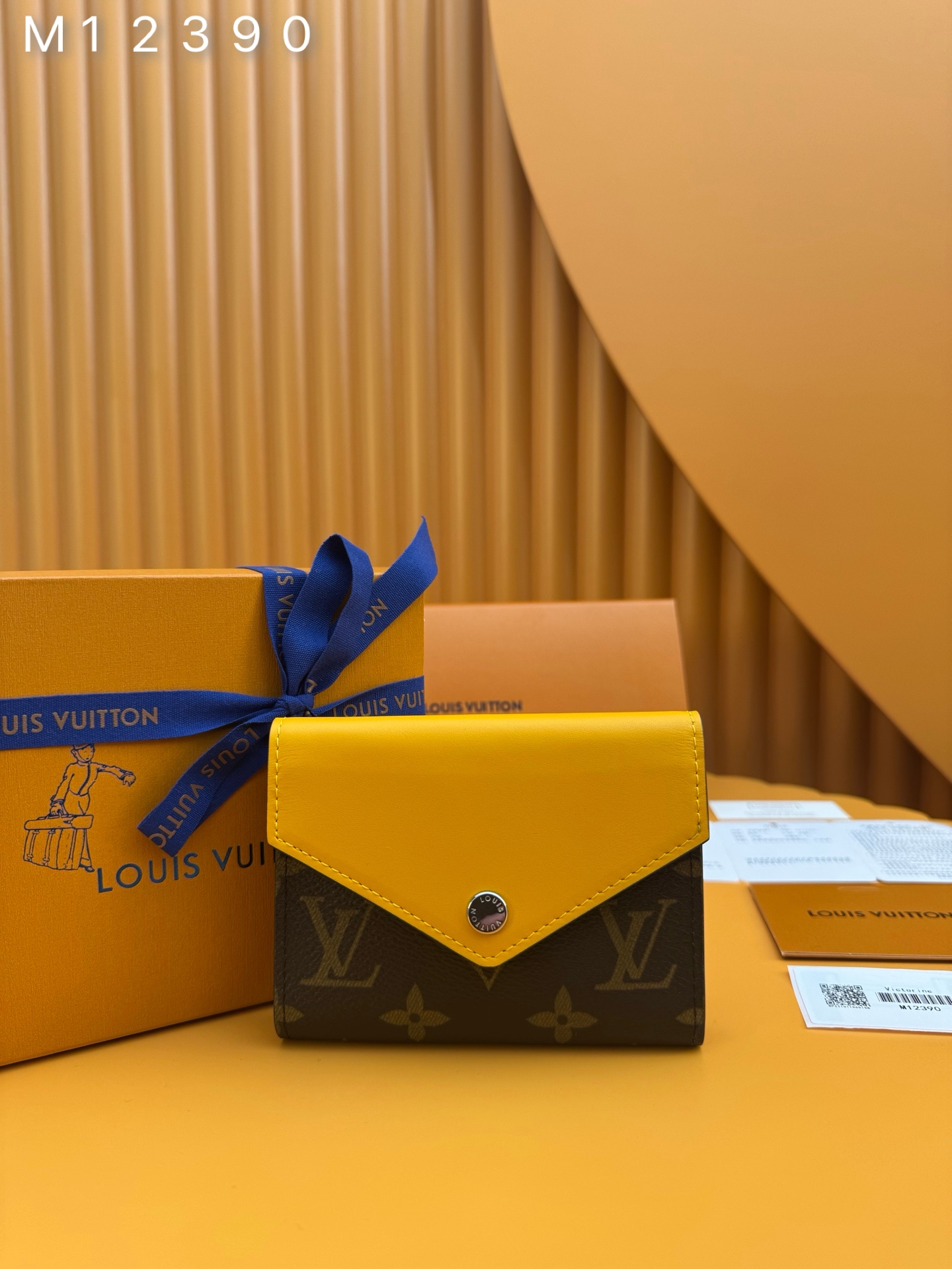 NO:674529,M12390 'Special Duty Free' [Official Special Edition·First Class Material·All Steel Hardware·French Chip·Full Packaging] Introducing the new seasonal color of Victorine Wallet, inspired by the Louis Vuitton archives. It is a statement choice for keeping valuables organized, made of iconic Monogram canvas with silver press buckle closure. The compact design opens to reveal multiple compartments to protect banknotes, coins and cards. 12x9.5x2.5cm, LV wallet, louis vuitton,louis vuitton,wallets19860909M12390 《特級免稅》[官方专版·一級材料·全鋼五金·法国芯片·全套包裝］介紹Victorine Wallet的全新季節性顏色,靈感來源於路易威登檔案館.它是保持貴重物品有序的宣言選擇,由標誌性的Monogram帆布製成,配以銀色壓扣閉合.緊湊的設計打開後,可以展示多個隔層,以保護鈔票、硬幣和卡片.12x9.5x2.5cm,LV钱包,louis vuitton,louis vuitton,wallets,欧美剧