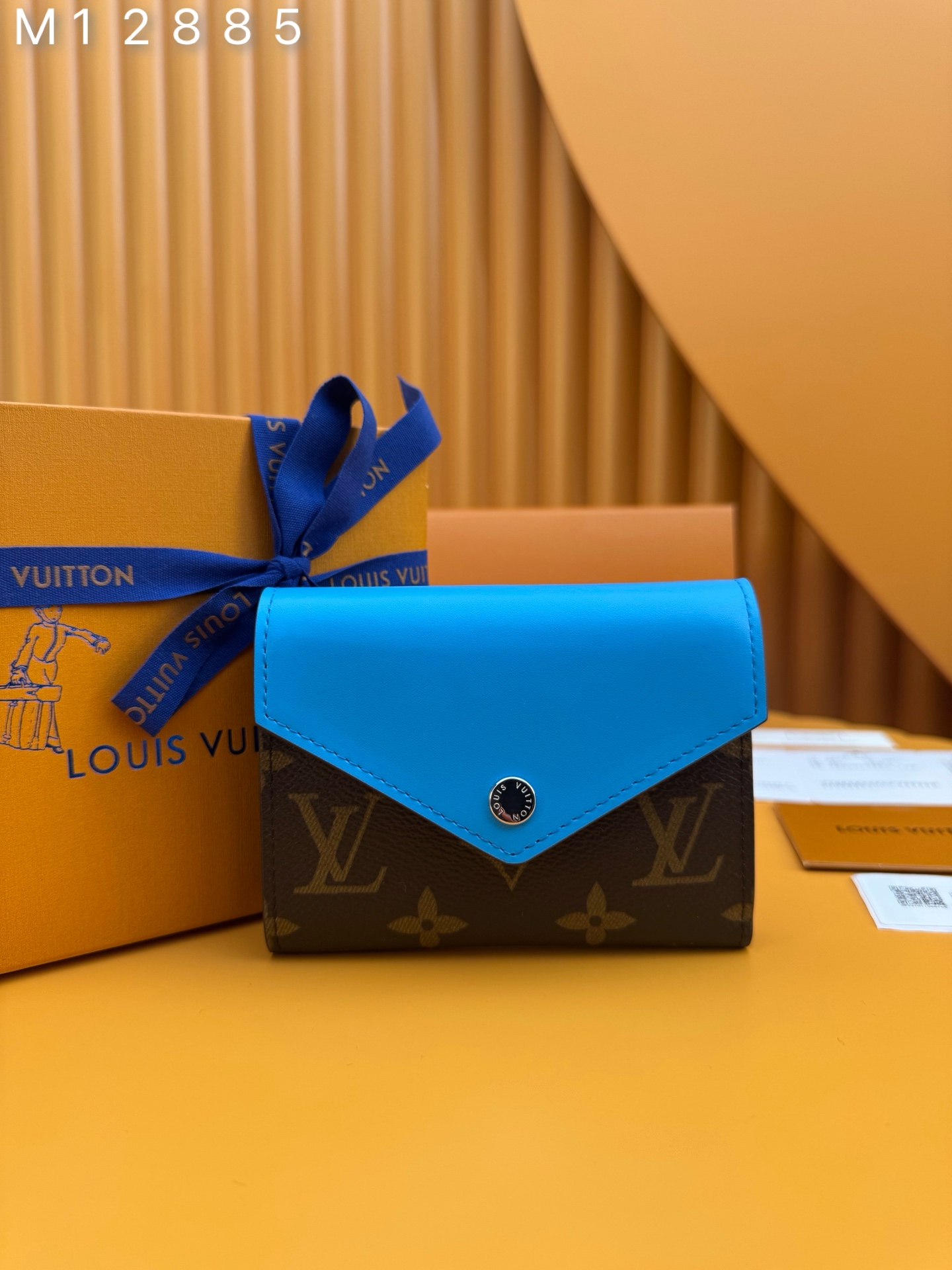 NO:674506,M12885 'Special Duty Free' [Official special edition·First-class material·All steel hardware·French chips·Full set of packaging] Introducing Victorine A new seasonal color for Wallet, inspired by the Louis Vuitton archives. A statement choice for keeping your valuables organized, it's made from iconic Monogram canvas with a silver press-buckle closure. The compact design opens to reveal multiple compartments to protect banknotes, coins and cards. 12x9.5x2.5cm, LV wallet, louis vuitton, louis vuitton, wallets19860909M12885 《特級免稅》[官方专版·一級材料·全鋼五金·法国芯片·全套包裝］ 介紹Victorine Wallet的全新季節性顏色,靈感來源於路易威登檔案館.它是保持貴重物品有序的宣言選擇,由標誌性的Monogram帆布製成,配以銀色壓扣閉合.緊湊的設計打開後,可以展示多個隔層,以保護鈔票、硬幣和卡片.12x9.5x2.5cm,LV钱包,louis vuitton,louis vuitton,wallets,欧美剧