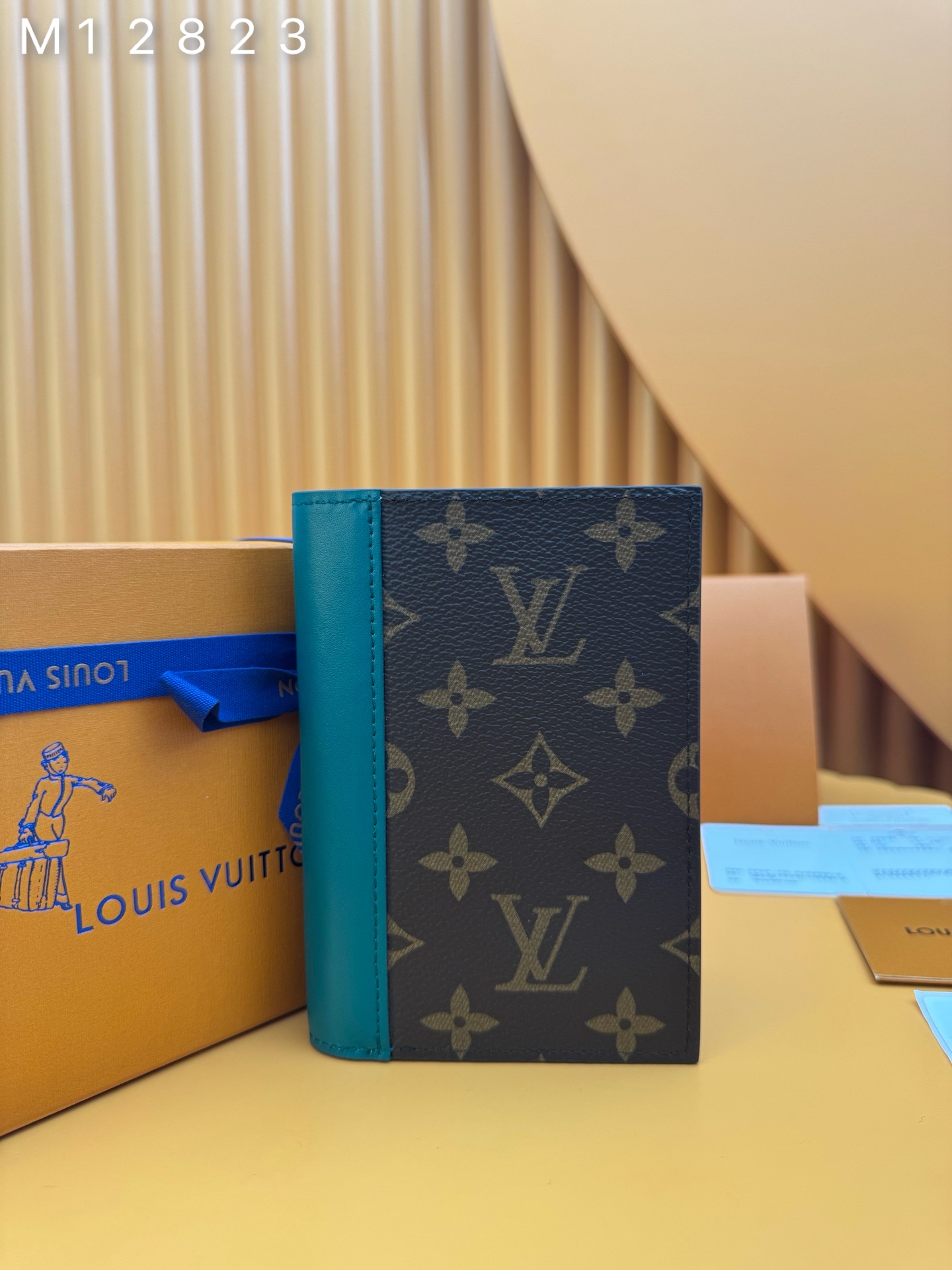 NO:674551,M12823 'Special Duty Free' [Official Special Edition·First Class Material·All Steel Hardware·French Chip·Full Packaging] This Louis Vuitton classic passport cover is made of Monogram Macassar coated canvas with colorful leather trim and lining. It is part of the LV Colormania series, giving it a refined feel. In addition to two open pockets that can hold your passport, the interior design also includes four slots for business or credit cards and a flat pocket. 10x14x2.5cm, LV wallet, louis vuitton,louis vuitton,wallets19860909M12823 《特級免稅》[官方专版·一級材料·全鋼五金·法国芯片·全套包裝］這款路易威登經典護照封面採用Monogram Macassar塗層帆布,搭配彩色皮革裝飾和襯裡,是LV Colormania系列的一部分,給人一種精緻的感覺.除了兩個可以放置護照的開放式口袋外,內部設計還包括四個用於放置商務或信用卡的插槽和一個扁平口袋.10x14x2.5cm,LV钱包,louis vuitton,louis vuitton,wallets,欧美剧
