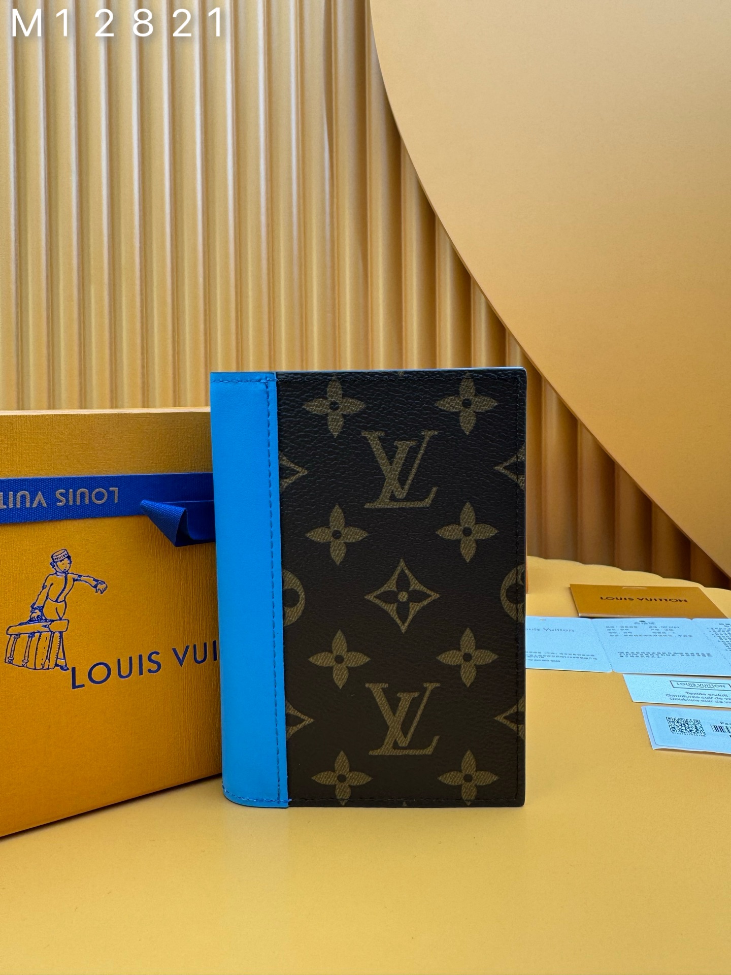 NO:674630,M12821 'Special Duty Free' [Official Special Edition·First Class Material·All Steel Hardware·French Chip·Full Packaging] This Louis Vuitton classic passport cover is made of Monogram Macassar coated canvas with colorful leather trim and lining. It is part of the LV Colormania series, giving it a refined feel. In addition to two open pockets that can hold your passport, the interior design also includes four slots for business or credit cards and a flat pocket. 10x14x2.5cm, LV wallet, louis vuitton,louis vuitton,wallets19860909M12821 《特級免稅》[官方专版·一級材料·全鋼五金·法国芯片·全套包裝］ 這款路易威登經典護照封面採用Monogram Macassar塗層帆布,搭配彩色皮革裝飾和襯裡,是LV Colormania系列的一部分,給人一種精緻的感覺.除了兩個可以放置護照的開放式口袋外,內部設計還包括四個用於放置商務或信用卡的插槽和一個扁平口袋.10x14x2.5cm,LV钱包,louis vuitton,louis vuitton,wallets,欧美剧