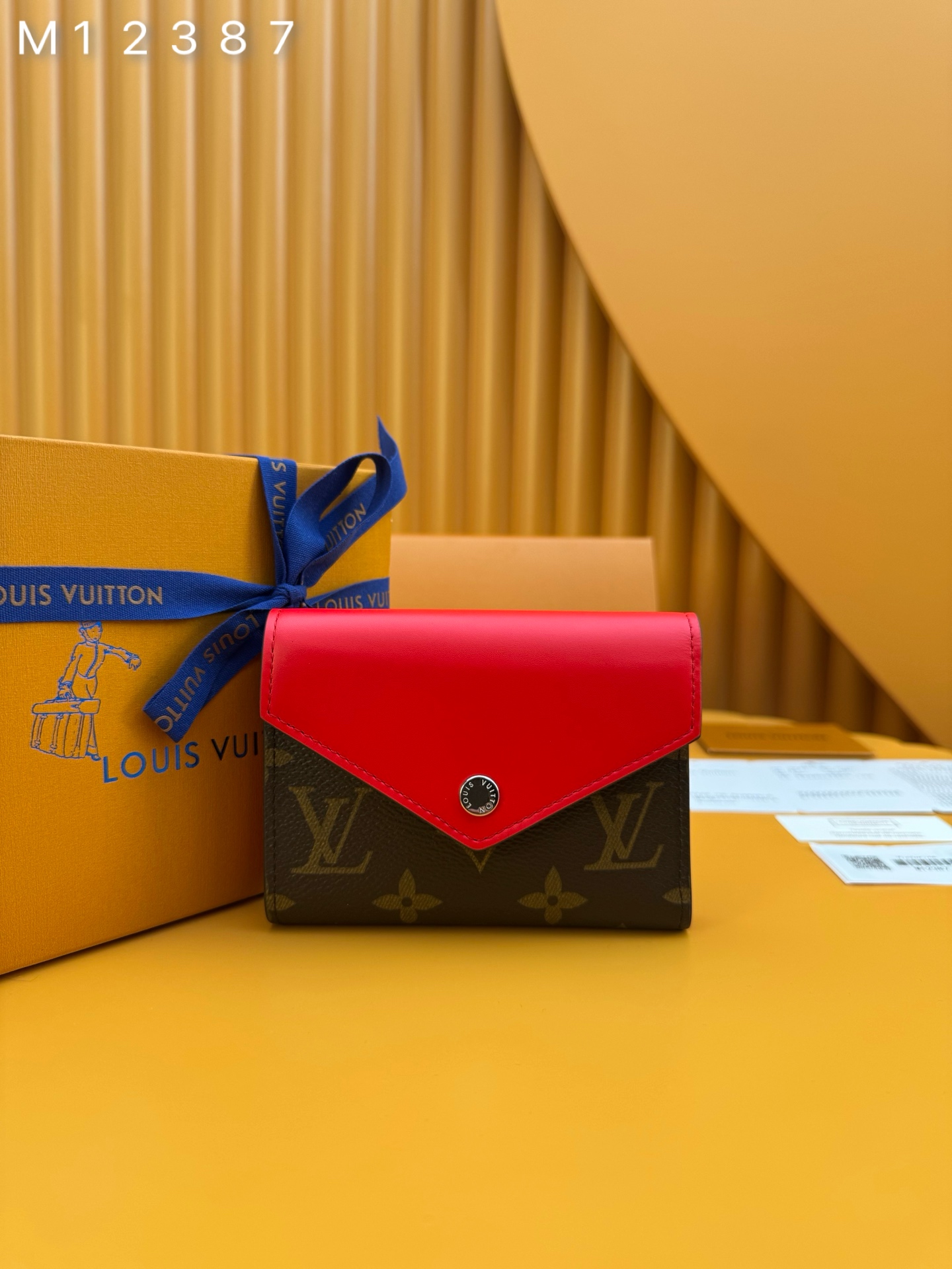 NO:673360,M12387 'Special Duty Free' [Official special edition·First-class material·All steel hardware·French chips·Full set of packaging] Introducing Victorine A new seasonal color for Wallet, inspired by the Louis Vuitton archives. A statement choice for keeping your valuables organized, it's made from iconic Monogram canvas with a silver press-buckle closure. The compact design opens to reveal multiple compartments to protect banknotes, coins and cards. 12x9.5x2.5cm, LV wallet, louis vuitton, louis vuitton, wallets19860909M12387 《特級免稅》[官方专版·一級材料·全鋼五金·法国芯片·全套包裝］ 介紹Victorine Wallet的全新季節性顏色,靈感來源於路易威登檔案館.它是保持貴重物品有序的宣言選擇,由標誌性的Monogram帆布製成,配以銀色壓扣閉合.緊湊的設計打開後,可以展示多個隔層,以保護鈔票、硬幣和卡片.12x9.5x2.5cm,LV钱包,louis vuitton,louis vuitton,wallets,欧美剧