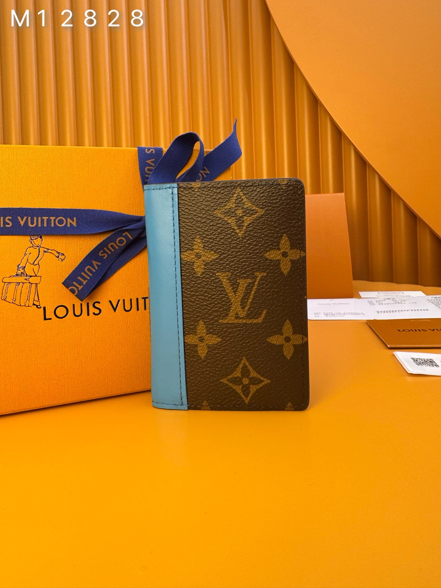 NO:674521,M12828 'Special Duty Free' [Official special edition·First-class material·All-steel hardware·French chips·Full set of packaging] This pocket wallet is made of Monogram Macassar canvas with bright lining and leather trim, adding a refined choice to the LV Colormania series. The compact structure is equipped with a card compartment, an inner pocket and a rear outer pocket, and can be easily placed in most pockets. 7.5x11.1x1cm, LV wallet, louis vuitton, wallets19860909M12828 《特級免稅》[官方专版·一級材料·全鋼五金·法国芯片·全套包裝］ 本款口袋钱夹以Monogram Macassar帆布搭配明丽内衬和皮革饰边,为LV Colormania系列增添考究之选.紧凑构型设有卡片夹层、内袋和后侧外袋,亦可轻松置于多数口袋.7.5x11.1x1cm,LV钱包,louis vuitton,wallets,欧美剧