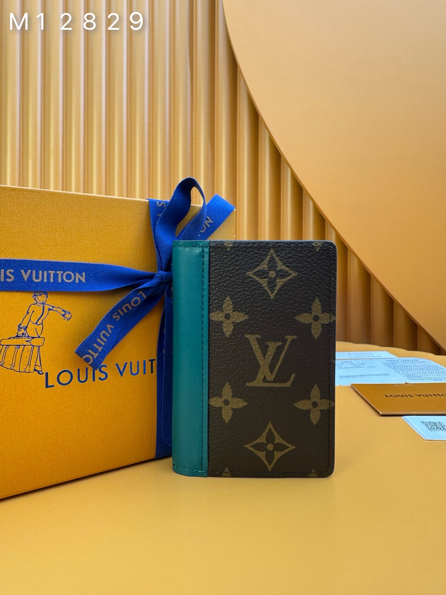 NO:673558,M12829 'Special Duty Free' [Official special edition·First-class material·All-steel hardware·French chips·Full set of packaging] This pocket wallet is made of Monogram Macassar canvas with bright lining and leather trim, adding a refined choice to the LV Colormania series. The compact structure is equipped with a card compartment, an inner pocket and a rear outer pocket, and can be easily placed in most pockets. 7.5x11.1x1cm, LV wallet, louis vuitton, wallets19860909M12829 《特級免稅》[官方专版·一級材料·全鋼五金·法国芯片·全套包裝］ 本款口袋钱夹以Monogram Macassar帆布搭配明丽内衬和皮革饰边,为LV Colormania系列增添考究之选.紧凑构型设有卡片夹层、内袋和后侧外袋,亦可轻松置于多数口袋.7.5x11.1x1cm,LV钱包,louis vuitton,wallets,欧美剧