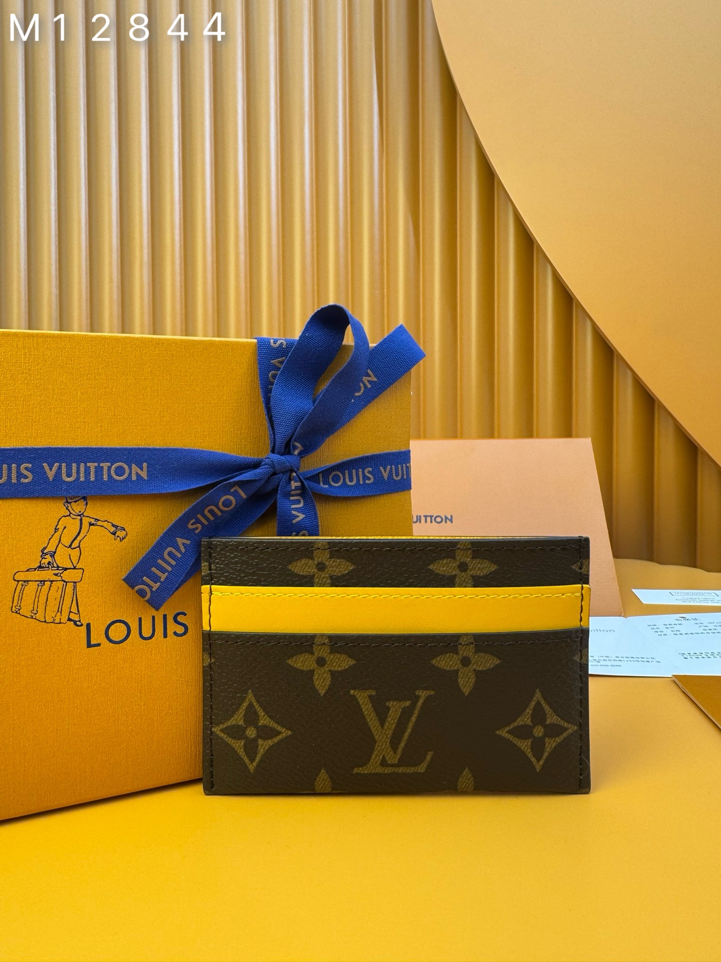 NO:674544,M12844 'Special Duty Free' [Official special edition·First-class material·All-steel hardware·French chips·Full set of packaging] This beautiful Monogram Macassar card holder is one of the brand's classic works, with a touch of color. It has colorful cowhide stripes on the top and matching lining, bringing an unexpected twist. Its four card slots and central pocket can accommodate credit cards, commuter cards and business cards. 11x7x1.5cm, LV wallet, louis vuitton,wallets,cowhide19860909M12844 《特級免稅》[官方专版·一級材料·全鋼五金·法国芯片·全套包裝］這張漂亮的Monogram Macassar卡套是該品牌的經典作品之一,搭配了一抹色彩.頂部帶有彩色牛皮條紋和與之匹配的襯裡,帶來意想不到的轉折.它的四個卡槽和中央口袋可以容納信用卡、通勤卡和商業名片.11x7x1.5cm,LV钱包,louis vuitton,wallets,cowhide,欧美剧