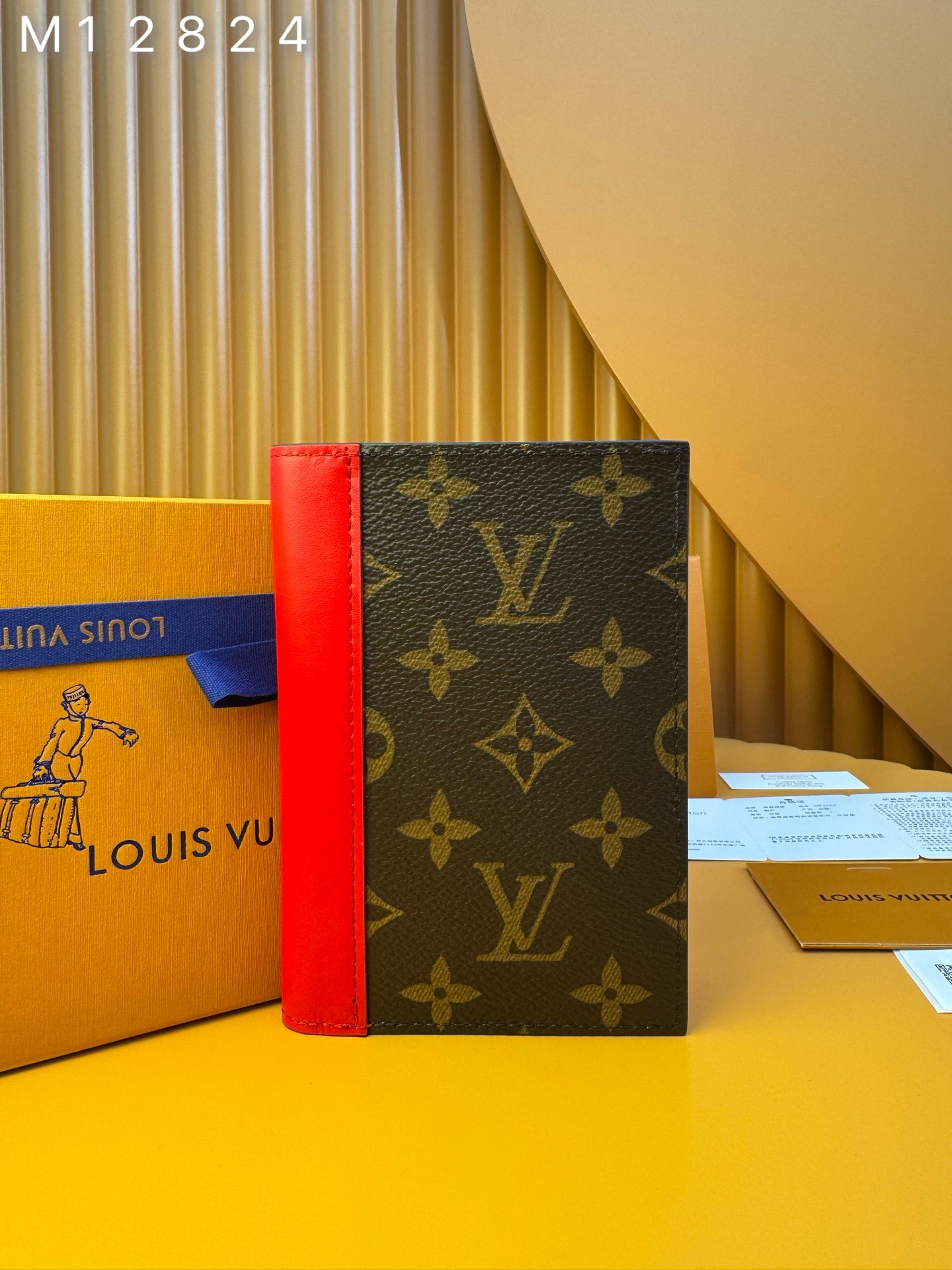 NO:674498,M12824 'Special Duty Free' [Official Special Edition·First Class Material·All Steel Hardware·French Chip·Full Packaging] This Louis Vuitton classic passport cover is made of Monogram Macassar coated canvas with colorful leather trim and lining. It is part of the LV Colormania series, giving it a refined feel. In addition to two open pockets that can hold your passport, the interior design also includes four slots for business or credit cards and a flat pocket. 10x14x2.5cm, LV wallet, louis vuitton,louis vuitton,wallets19860909M12824 《特級免稅》[官方专版·一級材料·全鋼五金·法国芯片·全套包裝］ 這款路易威登經典護照封面採用Monogram Macassar塗層帆布,搭配彩色皮革裝飾和襯裡,是LV Colormania系列的一部分,給人一種精緻的感覺.除了兩個可以放置護照的開放式口袋外,內部設計還包括四個用於放置商務或信用卡的插槽和一個扁平口袋.10x14x2.5cm,LV钱包,louis vuitton,louis vuitton,wallets,欧美剧