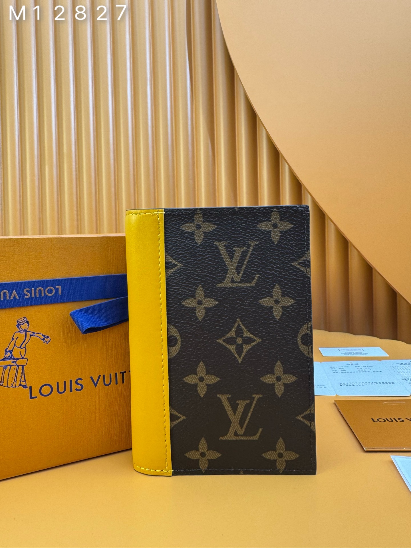 NO:673626,M12827 'Special Duty Free' [Official Special Edition·First Class Material·All Steel Hardware·French Chip·Full Packaging] This Louis Vuitton classic passport cover is made of Monogram Macassar coated canvas with colorful leather trim and lining. It is part of the LV Colormania series, giving it a refined feel. In addition to two open pockets that can hold your passport, the interior design also includes four slots for business or credit cards and a flat pocket. 10x14x2.5cm, LV wallet, louis vuitton,louis vuitton,wallets19860909M12827 《特級免稅》[官方专版·一級材料·全鋼五金·法国芯片·全套包裝］ 這款路易威登經典護照封面採用Monogram Macassar塗層帆布,搭配彩色皮革裝飾和襯裡,是LV Colormania系列的一部分,給人一種精緻的感覺.除了兩個可以放置護照的開放式口袋外,內部設計還包括四個用於放置商務或信用卡的插槽和一個扁平口袋.10x14x2.5cm,LV钱包,louis vuitton,louis vuitton,wallets,欧美剧