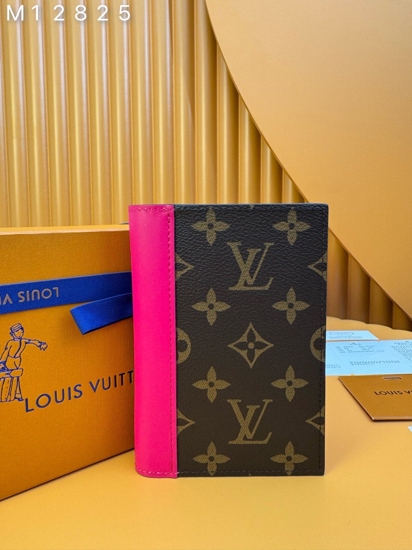 NO:674318,M12825 'Special Duty Free' [Official Special Edition·First Class Material·All Steel Hardware·Dynamic Chip·Full Packaging] This Louis Vuitton classic passport cover is made of Monogram Macassar coated canvas with colorful leather trim and lining. It is part of the LV Colormania series, giving it a refined feel. In addition to two open pockets that can hold your passport, the interior design also includes four slots for business or credit cards and a flat pocket. 10x14x2.5cm, LV wallet, louis vuitton,louis vuitton,wallets19860909M12825 《特級免稅》[官方专版·一級材料·全鋼五金· 动态芯片·全套包裝］這款路易威登經典護照封面採用Monogram Macassar塗層帆布,搭配彩色皮革裝飾和襯裡,是LV Colormania系列的一部分,給人一種精緻的感覺.除了兩個可以放置護照的開放式口袋外,內部設計還包括四個用於放置商務或信用卡的插槽和一個扁平口袋.10x14x2.5cm,LV钱包,louis vuitton,louis vuitton,wallets,欧美剧