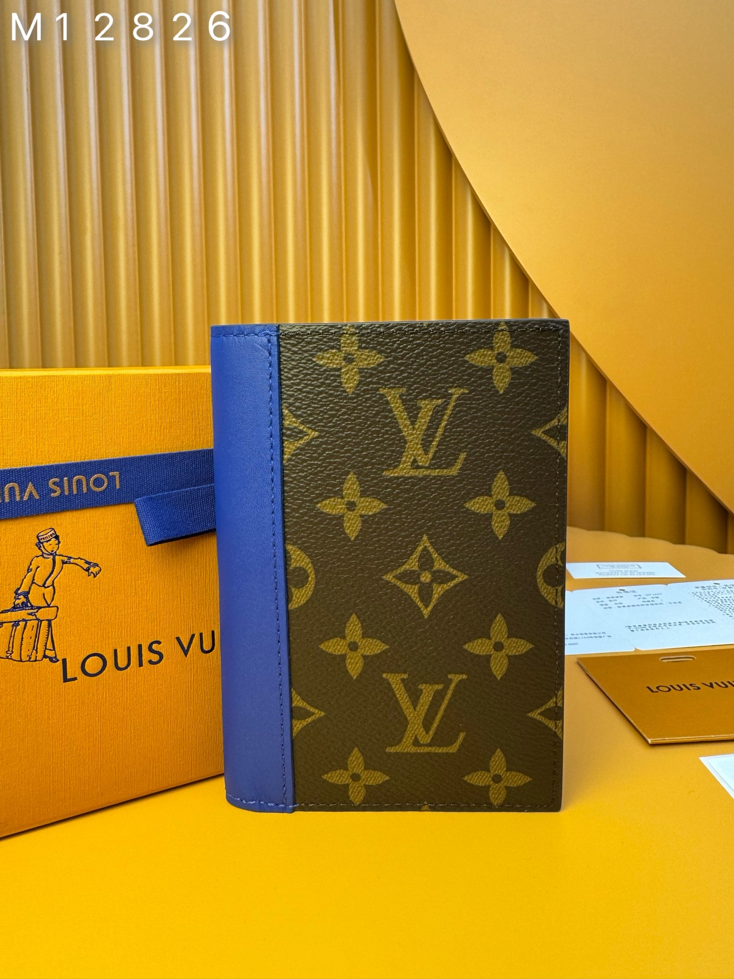 NO:674505,M12826 'Special Duty Free' [Official Special Edition·First Class Material·All Steel Hardware·French Chip·Full Packaging] This Louis Vuitton classic passport cover is made of Monogram Macassar coated canvas with colorful leather trim and lining. It is part of the LV Colormania series, giving it a refined feel. In addition to two open pockets that can hold your passport, the interior design also includes four slots for business or credit cards and a flat pocket. 10x14x2.5cm, LV wallet, louis vuitton,louis vuitton,wallets19860909M12826 《特級免稅》[官方专版·一級材料·全鋼五金·法国芯片·全套包裝］ 這款路易威登經典護照封面採用Monogram Macassar塗層帆布,搭配彩色皮革裝飾和襯裡,是LV Colormania系列的一部分,給人一種精緻的感覺.除了兩個可以放置護照的開放式口袋外,內部設計還包括四個用於放置商務或信用卡的插槽和一個扁平口袋.10x14x2.5cm,LV钱包,louis vuitton,louis vuitton,wallets,欧美剧