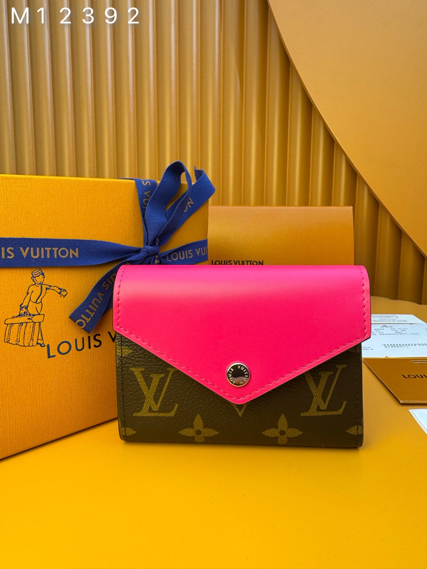 NO:674531,M12392 'Special Duty Free' [Official Special Edition·First Class Material·All Steel Hardware·French Chip·Full Packaging] Introducing the new seasonal color of Victorine Wallet, inspired by the Louis Vuitton archives. It is a statement choice for keeping valuables organized, made of iconic Monogram canvas with silver press buckle closure. The compact design opens to reveal multiple compartments to protect banknotes, coins and cards. 12x9.5x2.5cm, LV wallet, louis vuitton,louis vuitton,wallets19860909M12392 《特級免稅》[官方专版·一級材料·全鋼五金·法国芯片·全套包裝］介紹Victorine Wallet的全新季節性顏色,靈感來源於路易威登檔案館.它是保持貴重物品有序的宣言選擇,由標誌性的Monogram帆布製成,配以銀色壓扣閉合.緊湊的設計打開後,可以展示多個隔層,以保護鈔票、硬幣和卡片.12x9.5x2.5cm,LV钱包,louis vuitton,louis vuitton,wallets,欧美剧