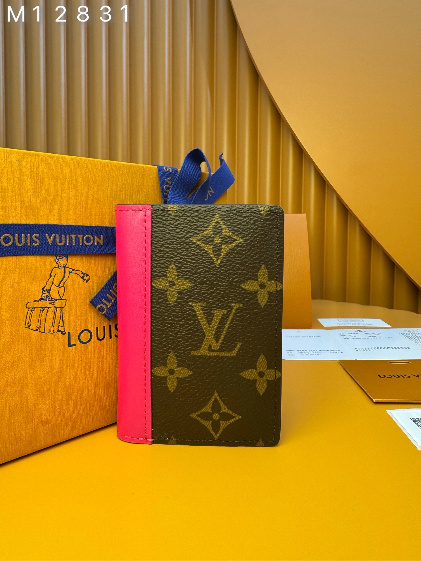 NO:674508,M12831 'Special Duty Free' [Official special edition·First-class material·All-steel hardware·French chips·Full set of packaging] This pocket wallet is made of Monogram Macassar canvas with bright lining and leather trim, adding a refined choice to the LV Colormania series. The compact structure is equipped with a card compartment, an inner pocket and a rear outer pocket, and can be easily placed in most pockets. 7.5x11.1x1cm, LV wallet, louis vuitton, wallets19860909M12831 《特級免稅》[官方专版·一級材料·全鋼五金·法国芯片·全套包裝］ 本款口袋钱夹以Monogram Macassar帆布搭配明丽内衬和皮革饰边,为LV Colormania系列增添考究之选.紧凑构型设有卡片夹层、内袋和后侧外袋,亦可轻松置于多数口袋.7.5x11.1x1cm,LV钱包,louis vuitton,wallets,欧美剧