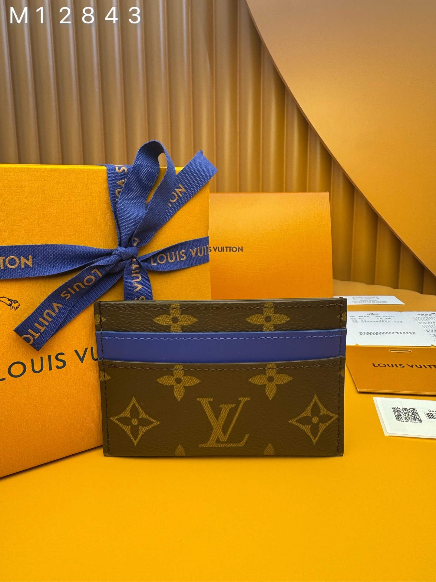 NO:674554,M12843 'Special Duty Free' [Official special edition·First-class material·All steel hardware·French chip·Full set of packaging] This beautiful Monogram Macassar card holder is one of the brand's classic works, with a touch of color. It has colorful cowhide stripes on the top and matching lining, bringing an unexpected twist. Its four card slots and central pocket can accommodate credit cards, commuter cards and business cards. 11x7x1.5cm, LV wallet, louis vuitton,wallets,cowhide19860909M12843 《特級免稅》[官方专版·一級材料·全鋼五金·法国芯片·全套包裝］這張漂亮的Monogram Macassar卡套是該品牌的經典作品之一,搭配了一抹色彩.頂部帶有彩色牛皮條紋和與之匹配的襯裡,帶來意想不到的轉折.它的四個卡槽和中央口袋可以容納信用卡、通勤卡和商業名片.11x7x1.5cm,LV钱包,louis vuitton,wallets,cowhide,欧美剧