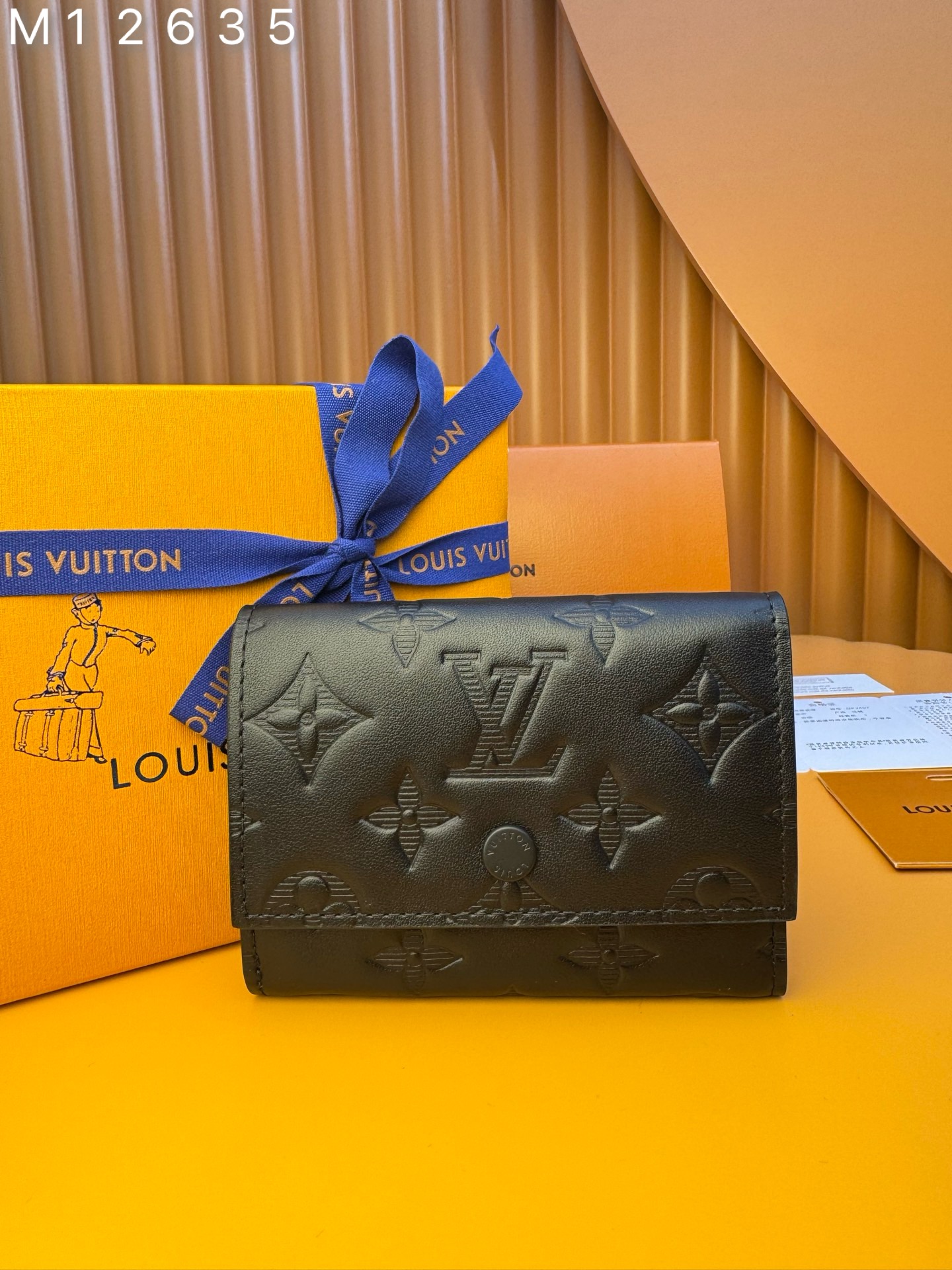 NO:673570,M12635 'Special Duty Free' [Official Special Edition·First Class Material·All Steel Hardware·French Chip·Full Package] Lightly embossed single-body patterned single-body shadow leather, updated with a 'Quite Luxurious' atmosphere, compact size 'Victor Wallet'. In addition to a zippered pocket, it comes with a practical interior including a bill and receipt pocket and five card slots. With 'Louis The snap-opening flap with the Vuitton' logo is also very attractive. 11.5x9x2.5cm, LV wallet, louis vuitton, louis vuitton, wallets19860909M12635 《特級免稅》[官方专版·一級材料·全鋼五金·法国芯片·全套包裝］轻巧地用压花加工的单体图案的单体影子皮革,更新为“奎特奢华”的氛围,紧凑尺寸的“维克多钱包”.除了一个带拉链的口袋外,它还配有实用的内饰,包括纸币和收据口袋和五个卡槽.带有“Louis Vuitton”标志的按扣开合的翻盖也很有魅力.11.5x9x2.5cm,LV钱包,louis vuitton,louis vuitton,wallets,欧美剧