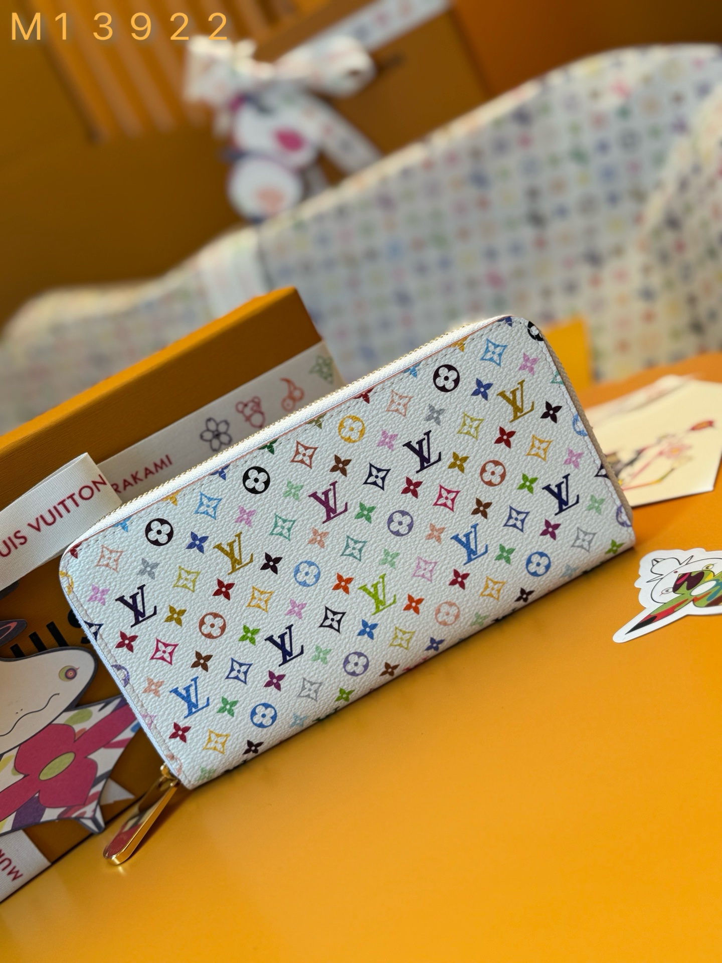 NO:674632,M13922 'Special Duty Free' [Official special edition·First class material·All steel hardware·163 chip·Full set of packaging] New LVxTM Clemens wallet, this Zippy wallet is made of coated canvas, it is a classic item in the eye-catching rainbow color of the classic Monogram pattern, it is Louis Vuitton x A classic item from the Murakami co-branded series. It adopts an elegant horizontal design, and the golden zipper opens to reveal two large internal compartments, as well as a fastened coin pocket and multiple card slots for easy daily use. 19.5x10.5x2.5cm, LV wallet, louis vuitton, louis vuitton, wallets19860909M13922 《特級免稅》 [官方专版·一級材料·全鋼五金·163芯片·全套包裝] 新品LVxTM克莱门斯钱包,这款 Zippy 钱包采用涂层帆布制成,是经典Monogram图案的醒目彩虹色系经典单品,是Louis Vuitton x Murakami联名系列的经典单品.采用优雅的横向设计,金色拉链打开,露出两个大的内部隔间,以及一个紧固的硬币口袋和多个卡槽,方便日常使用.19.5x10.5x2.5cm,LV钱包,louis vuitton,louis vuitton,wallets,欧美剧