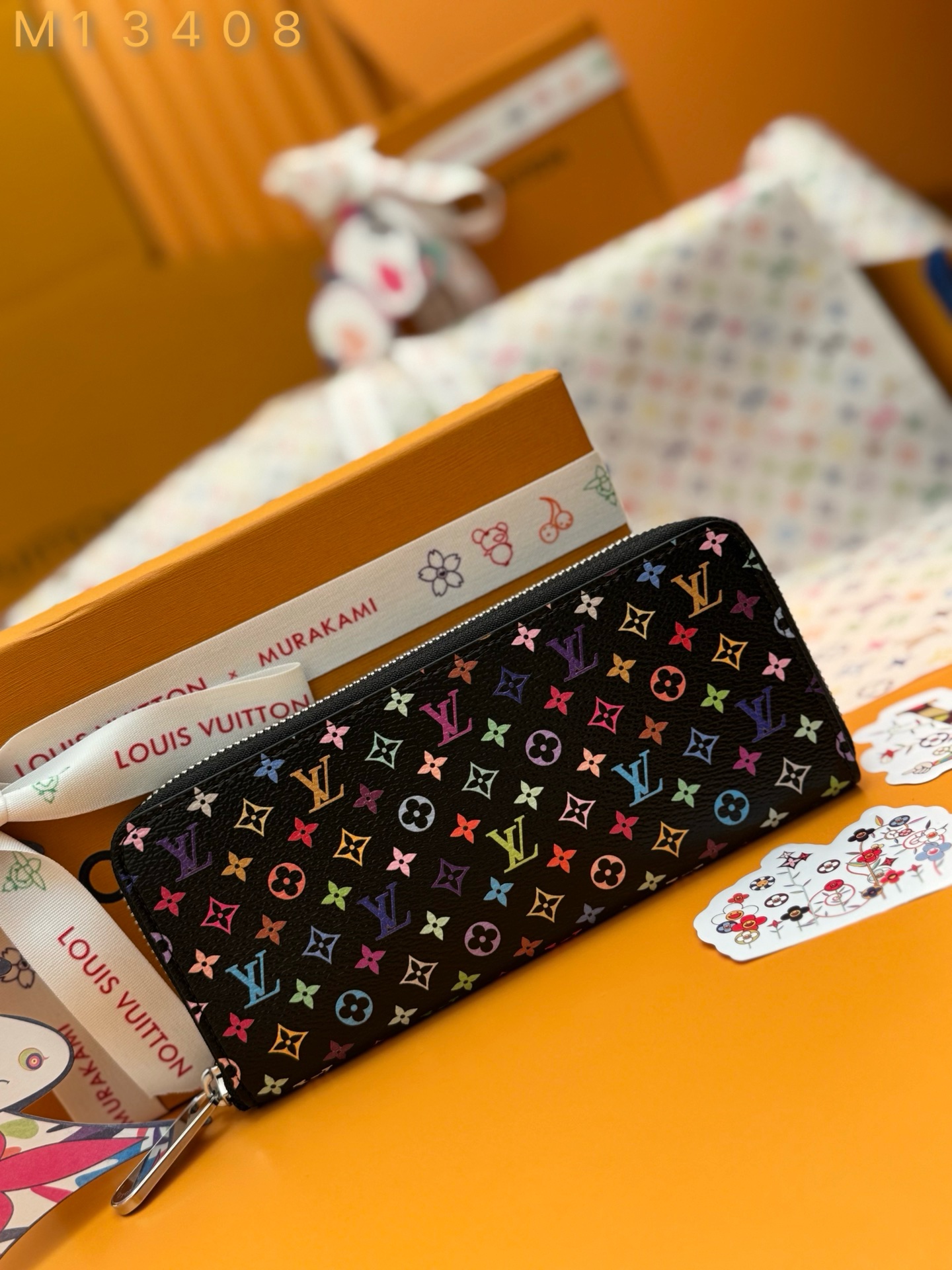 NO:674512,M13408 'Special Duty Free' [Official special edition·First class material·All steel hardware·French chip·Full set of packaging] New LVxTM Clemence wallet, this Clémence wallet is made of coated canvas, it is a classic Monogram pattern eye-catching rainbow color classic item, it is Louis Vuitton x A classic item from the Murakami co-branded series. It adopts an elegant horizontal design, and the golden zipper opens to reveal two large internal compartments, as well as a fastened coin pocket and multiple card slots for easy daily use. 20x9x2cm 'First-class material·Intelligent process all-steel hardware·Law# (Special genuine) Second luxury goods', LV wallet, louis vuitton, louis vuitton, wallets19860909M13408 《特級免稅》[官方专版·一級材料·全鋼五金·法国芯片·全套包裝］ 新品LVxTM克莱门斯钱包,这款 Clémence 钱包采用涂层帆布制成,是经典Monogram图案的醒目彩虹色系经典单品,是Louis Vuitton x Murakami联名系列的经典单品.采用优雅的横向设计,金色拉链打开,露出两个大的内部隔间,以及一个紧固的硬币口袋和多个卡槽,方便日常使用.20x9x2cm 《一级材料·智能工艺全钢五金·定律#（特级正品）二奢侈品》,LV钱包,louis vuitton,louis vuitton,wallets,欧美剧