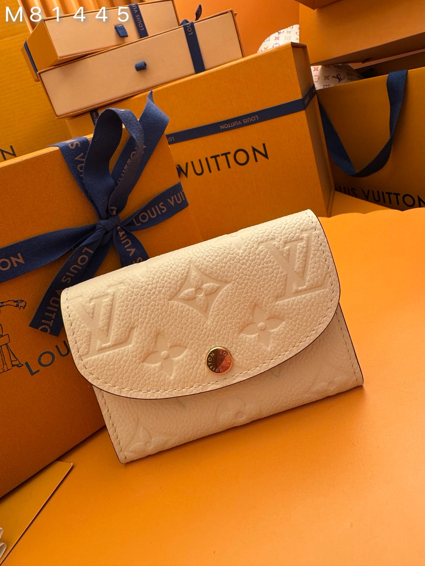 NO:673800,M81445 'Special Duty Free' [Official special edition·First-class material·All-steel hardware·163 chips·Full set of packaging] This Rosalie coin purse is made of Monogram Empreinte embossed soft-grained cow leather. It opens with a round flip cover and has a compact configuration. It has a zippered coin pocket, patch pocket and card compartment. The Louis Vuitton logo-engraved snap button enables secure opening and closing. 11x8x2.5cm, LV wallet, louis vuitton,louis vuitton,wallets,cowhide19860909M81445 《特級免稅》 [官方专版·一級材料·全鋼五金·163芯片·全套包裝] 本款 Rosalie 零钱包取材Monogram Empreinte压纹软粒面牛皮革,以圆润翻盖开启小巧构型,内设拉链零钱袋、贴袋和卡片夹层.路易威登标识铭纹按扣实现稳妥开合.11x8x2.5cm,LV钱包,louis vuitton,louis vuitton,wallets,cowhide,欧美剧