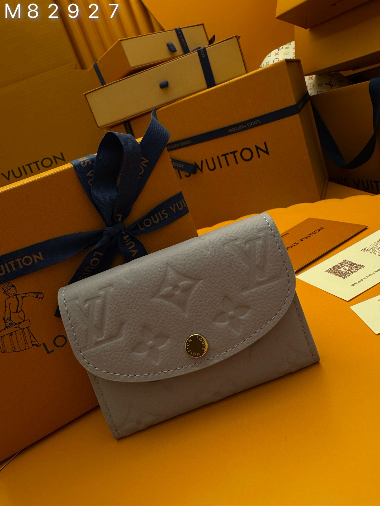 NO:673813,M82927 'Special Duty Free' [Official special edition·First-class material·All-steel hardware·163 chips·Full set of packaging] This Rosalie coin purse is made of Monogram Empreinte embossed soft-grained cow leather. It opens with a rounded flap to create a compact configuration. It has a zippered coin pocket, patch pocket and card compartment. The Louis Vuitton logo-engraved snap button ensures secure opening and closing. 11x8x2.5cm, LV wallet, louis vuitton,louis vuitton,wallets,cowhide19860909M82927 《特級免稅》 [官方专版·一級材料·全鋼五金·163芯片·全套包裝] 本款 Rosalie 零钱包取材Monogram Empreinte压纹软粒面牛皮革,以圆润翻盖开启小巧构型,内设拉链零钱袋、贴袋和卡片夹层.路易威登标识铭纹按扣实现稳妥开合.11x8x2.5cm,LV钱包,louis vuitton,louis vuitton,wallets,cowhide,欧美剧