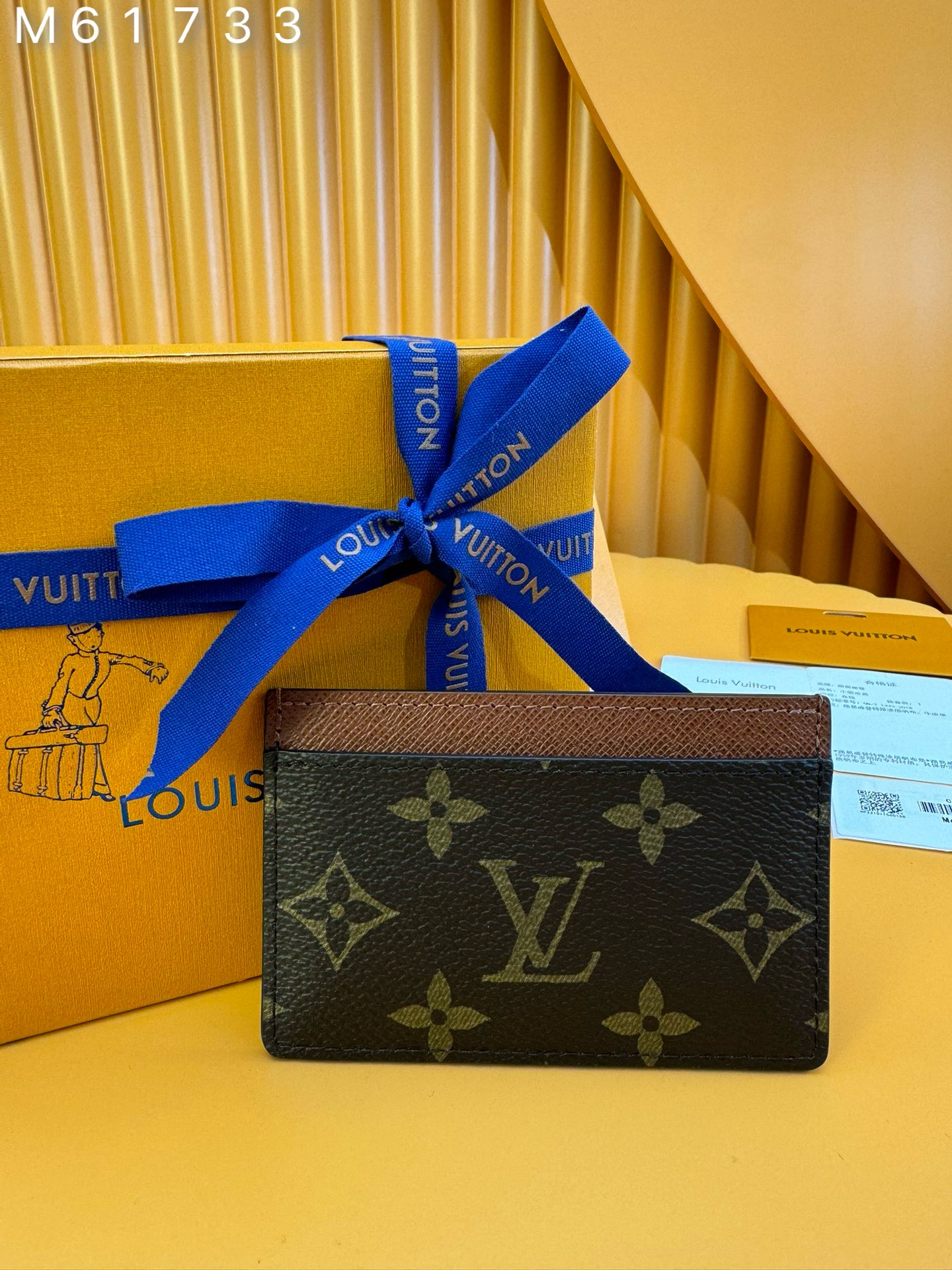 NO:674634,M61733 'Special Duty Free' [First-class material·All-steel hardware·French chips·Full set of packaging] Canvas card holder, simple and fashionable design, can be easily put into the pocket of clothes. It has three compartments for placing credit cards, travel cards or business cards, etc. 11.0x7.0x0.6cm, LV wallet, louis vuitton, wallets19860909M61733 《特級免稅》[一級材料·全鋼五金·法国芯片·全套包裝］帆布制卡片夹,设计简约而时髦,可轻易放入衣服口袋. 设有三个夹层,可供放置信用卡、乘车卡或名片等.11.0x7.0x0.6cm,LV钱包,louis vuitton,wallets,欧美剧