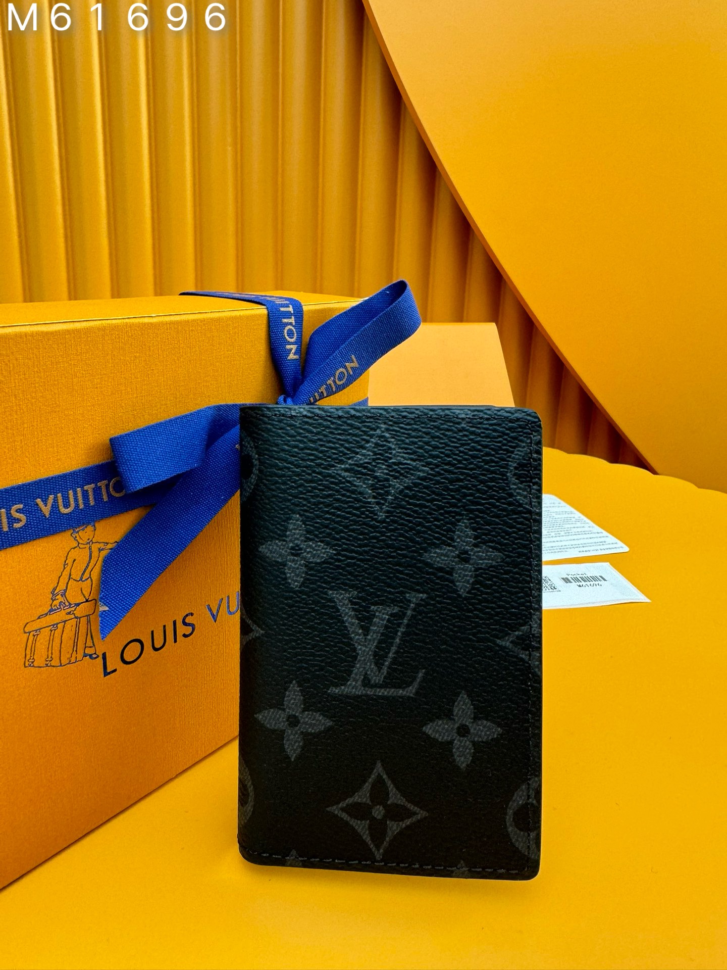 NO:673464,M61696 'Special Duty Free' [First-class material·All-steel hardware·French chip·Full package] The pocket clip made of elegant canvas with extremely soft leather lining is both fashionable and practical. It is compact and lightweight in design and contains multiple inner pockets that can accommodate credit cards and bills. 8X11cm, LV wallet, louis vuitton, wallets19860909M61696 《特級免稅》[一級材料·全鋼五金·法国芯片·全套包裝］以优雅的帆布搭配极柔软的皮革内衬制成的口袋夹兼具时尚性与实用性,设计小巧轻便,内含多个可容纳信用卡及票据的内袋.8X11cm,LV钱包,louis vuitton,wallets,欧美剧