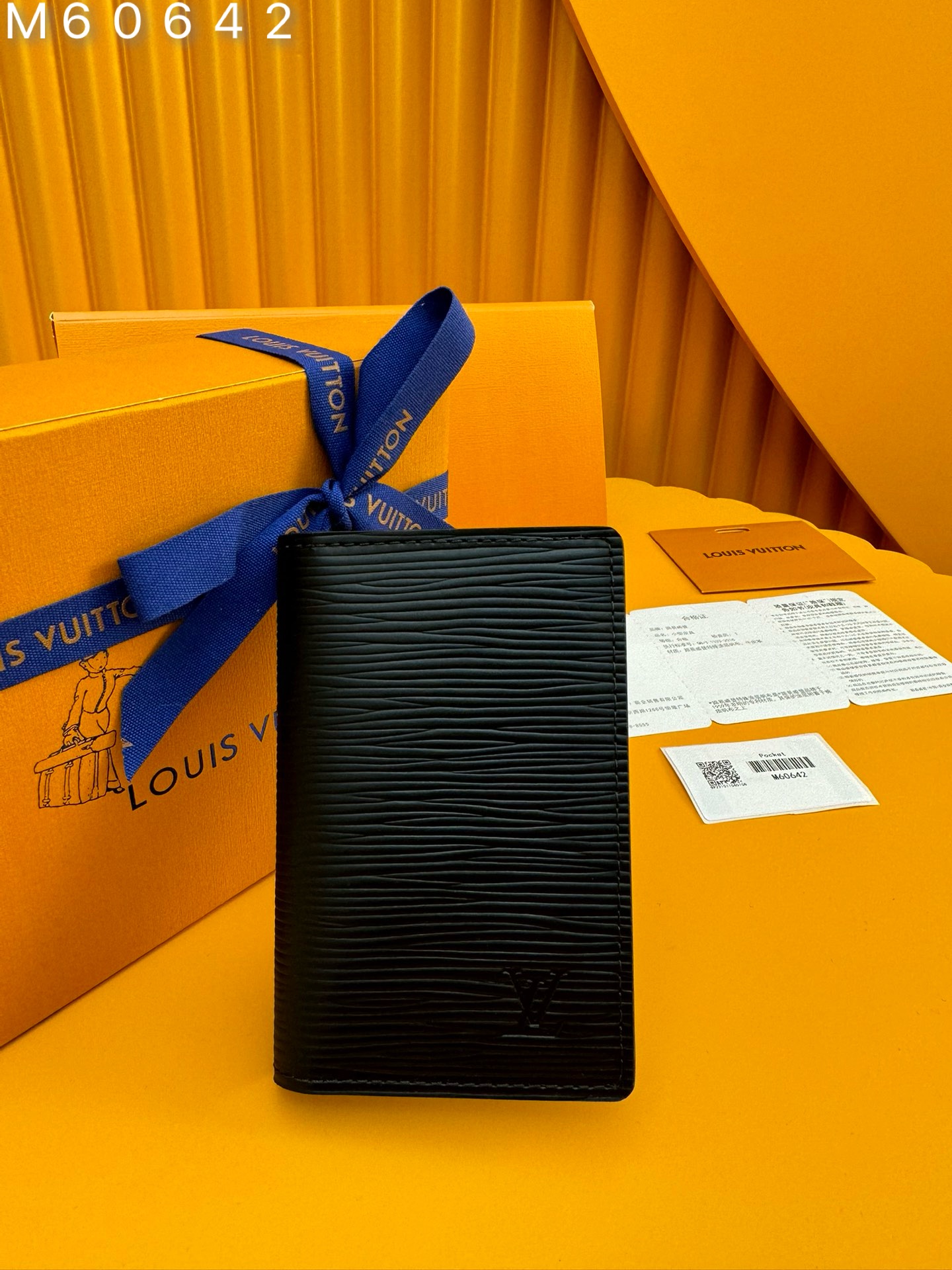 NO:674336,M60642 'Special Duty Free' [First-class material·All-steel hardware·Dynamic chip·Full package] This compact men's leather pocket organizer is the ideal work companion. Dressed in Epi leather and discreetly bearing the initials of LV, it accepts credit cards, banknotes and documents. 7.5x11x1cm, LV wallet, louis vuitton, wallets19860909M60642 《特級免稅》[一級材料·全鋼五金· 动态芯片·全套包裝］这款紧凑的男士皮革口袋整理器是理想的工作伴侣.穿着Epi皮革,隐蔽地用LV的首字母缩写,它接受信用卡.钞票和文件.7.5x11x1cm,LV钱包,louis vuitton,wallets,欧美剧