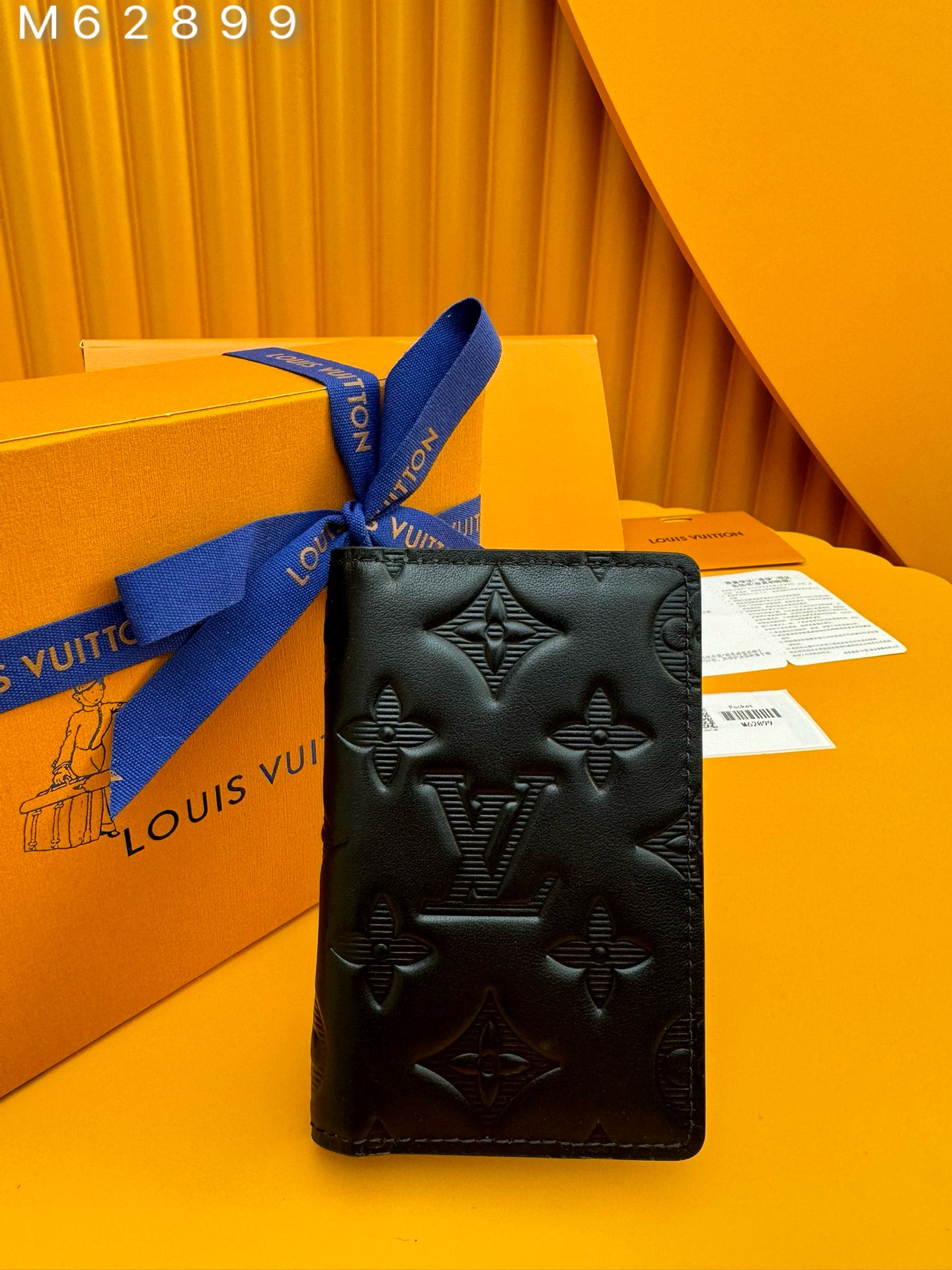 NO:673865,M62899 'Special Duty Free' [First-class material·All-steel hardware·French chips·Full package] Louis Vuitton pocket wallet made of black calfskin, an elegant choice for carrying daily items. The leather decorated with classic embossing is soft in texture, small in size, simple in appearance, equipped with several pockets and credit card slots. 7.5x11.0x1.0cm, LV wallet, louis vuitton, louis vuitton, wallets, cowhide19860909M62899 《特級免稅》[一級材料·全鋼五金·法国芯片·全套包裝］由黑色小牛皮裁制而成的路易威登口袋钱夹,携带日用物品的优雅之选.饰有经典压纹的皮革质地柔软,尺寸小巧,外观简洁,内配数个口袋与信用卡插槽.7.5x11.0x1.0cm,LV钱包,louis vuitton,louis vuitton,wallets,cowhide,欧美剧