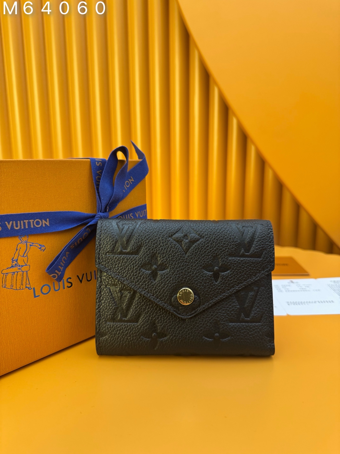 NO:673584,M64060 'Special Duty Free' [Official Special Edition·First Class Material·All Steel Hardware·French Chip·Full Packaging] Wallet is made of luxurious embossed leather, fashionable in style, and extremely practical design to ensure safe storage and easy access of credit cards and personal belongings. 12x9.5x2.5cm, LV wallet, louis vuitton, wallets19860909M64060 《特級免稅》[官方专版·一級材料·全鋼五金·法国芯片·全套包裝］钱夹采用奢华的压纹皮革制作,风格时尚,而极为实用的设计确保信用卡与私人财物安全存放、取用便捷.12x9.5x2.5cm,LV钱包,louis vuitton,wallets,欧美剧